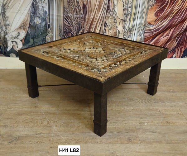 Table basse / table de salon à plateau sculpté – Travail artisanal – XXe si