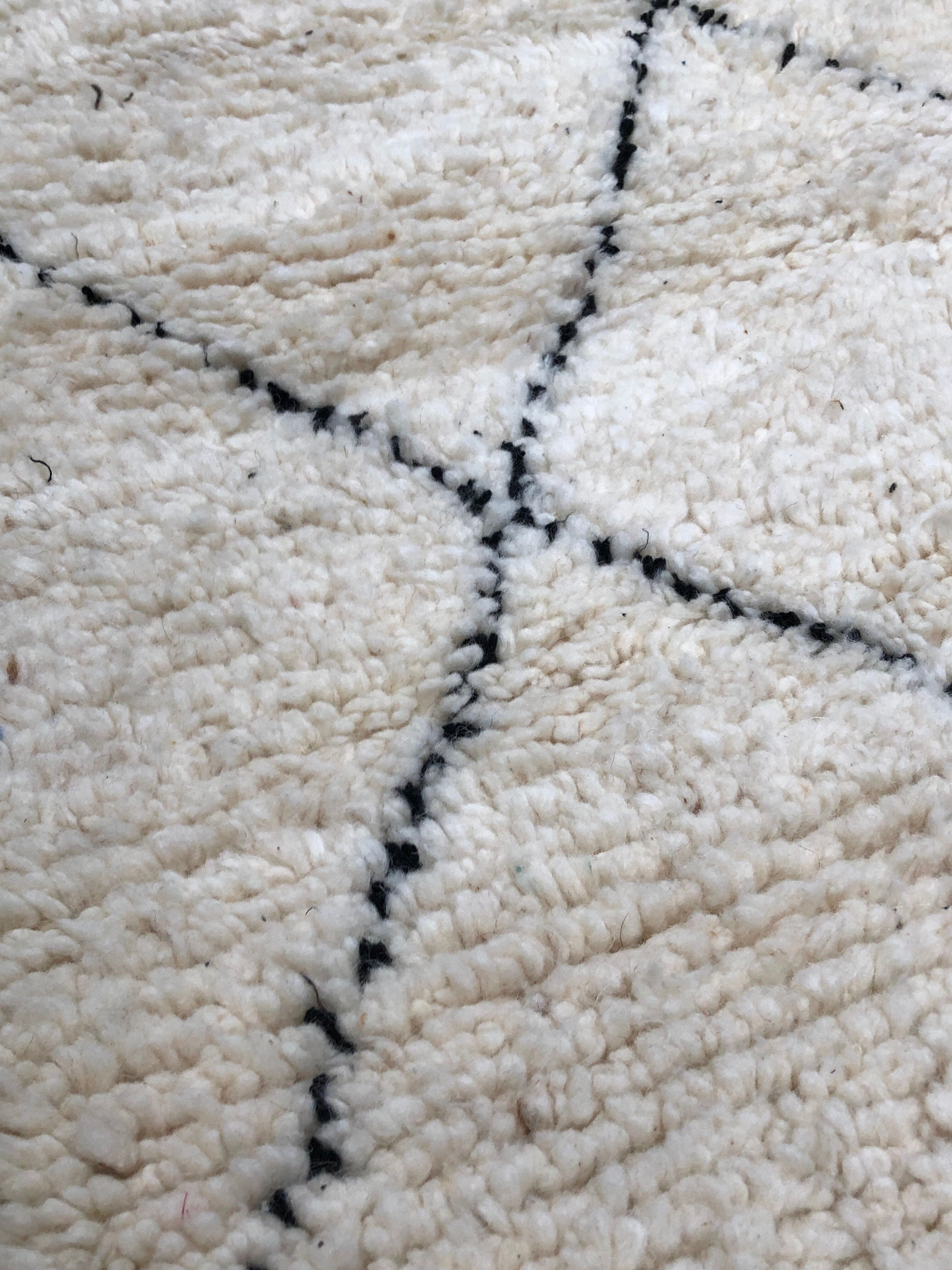 Moroccan Berber carpet Beni Ouarain with black diamonds 1,48x0.95m