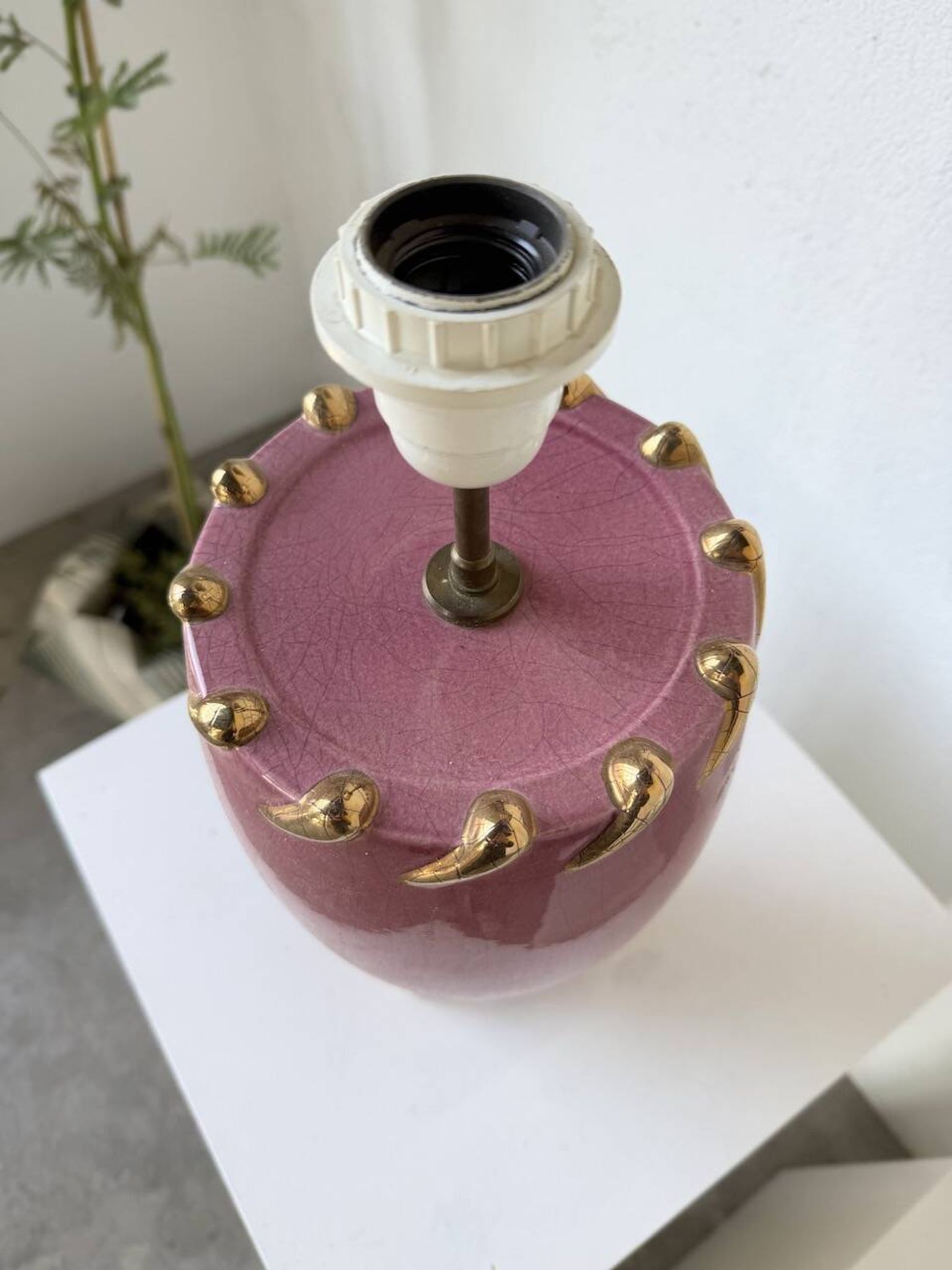 Lampe de table céramique rose et or tripode