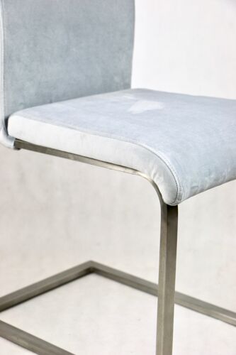 Chaises grises sur pieds en aluminium