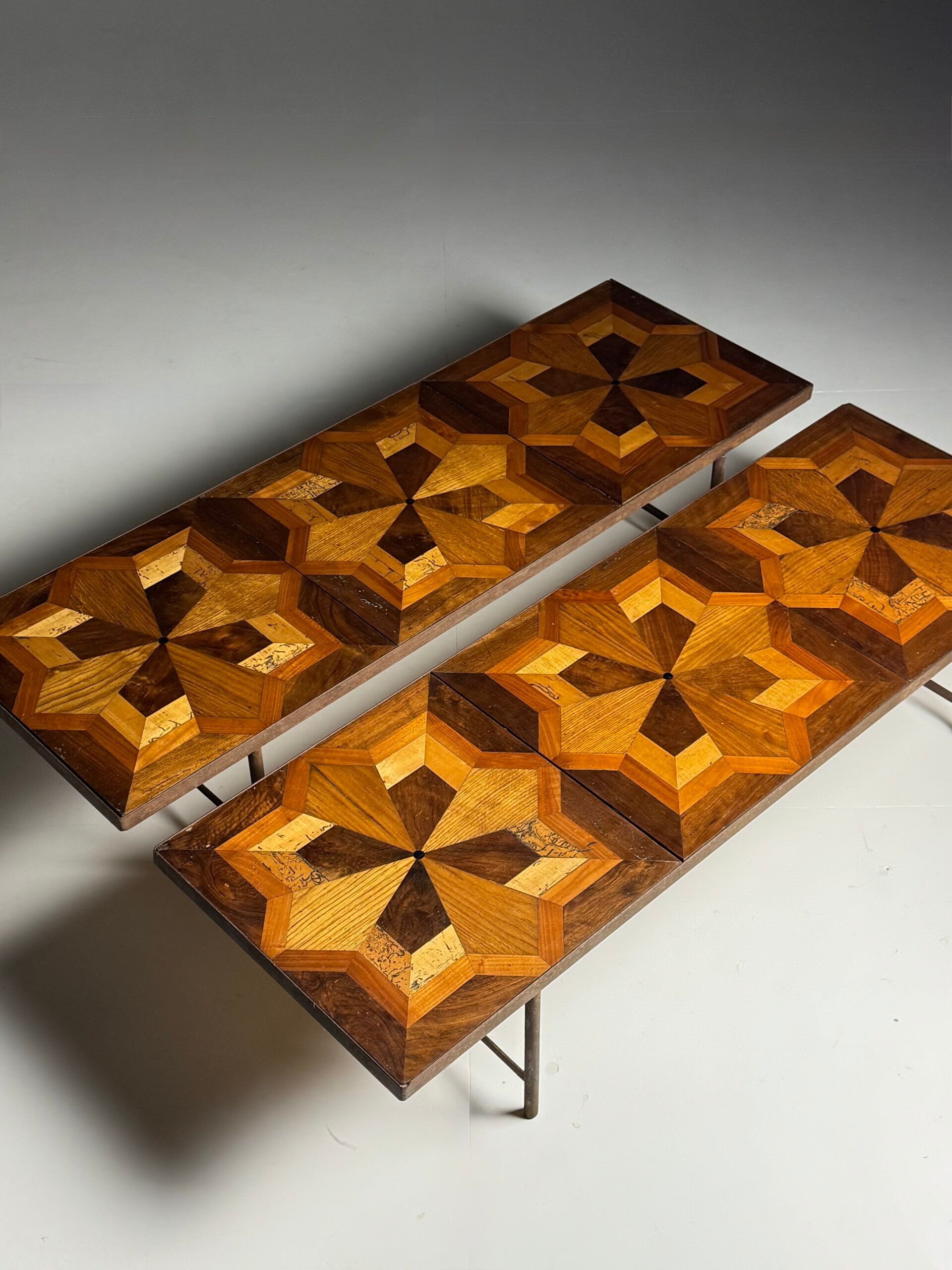 Tables basses en marqueterie (ensemble) 19e siècle