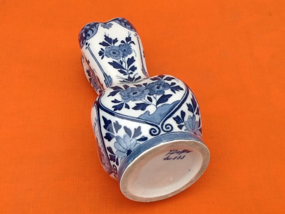 Delft d533 earthenware vase
