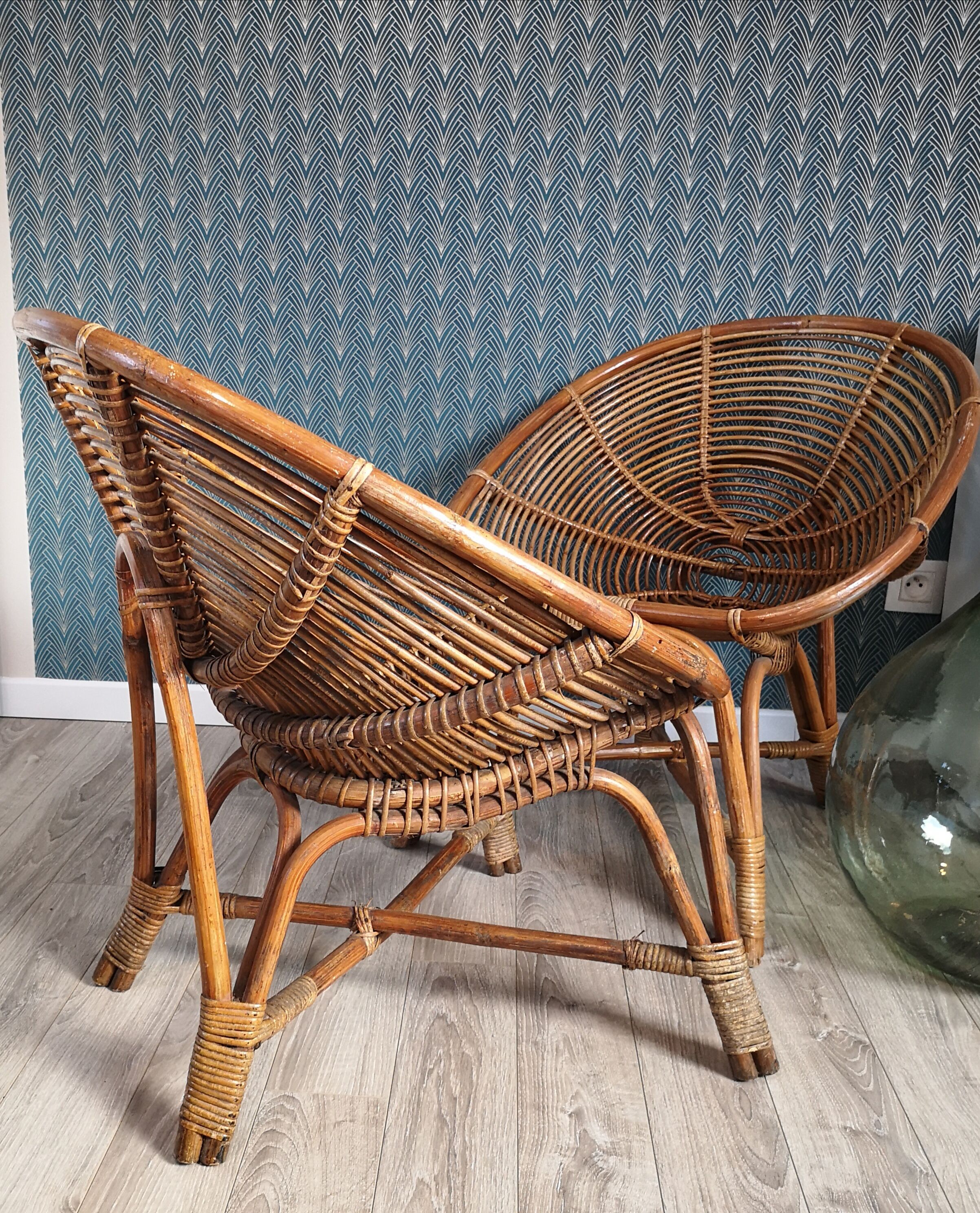 Paire de fauteuils coquille en osier