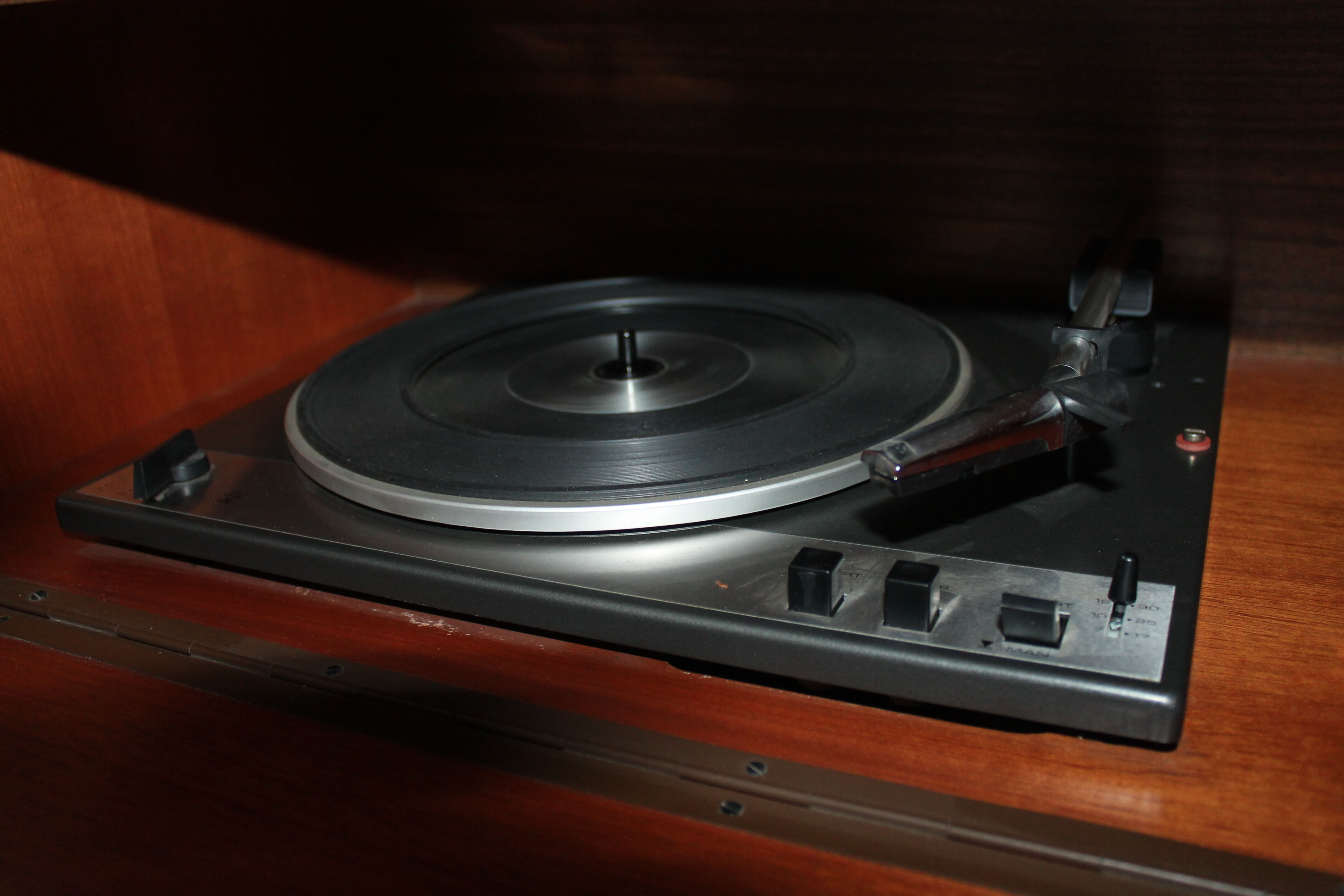 Hifi grundig furniture string from the 70s record player and radio