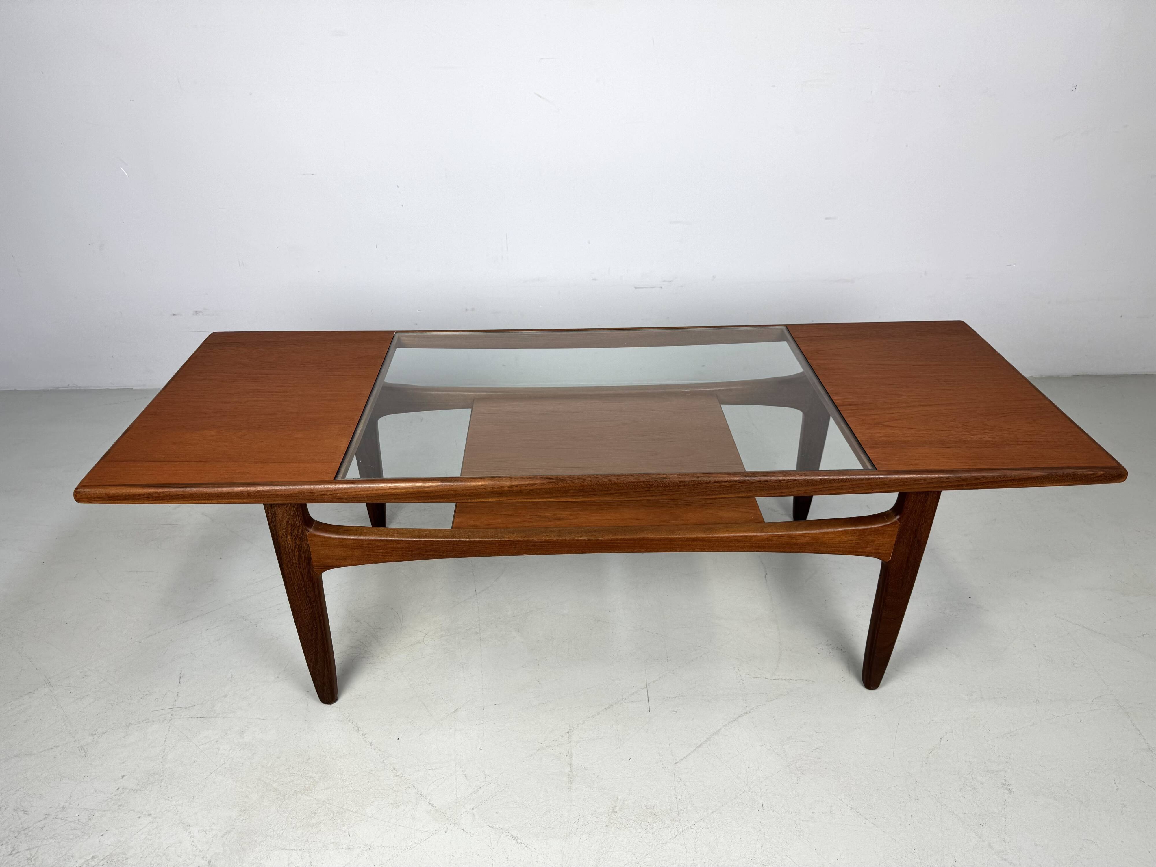 Table basse en teck des années 1960 par G-Plan, conçue par V. Wilkins.