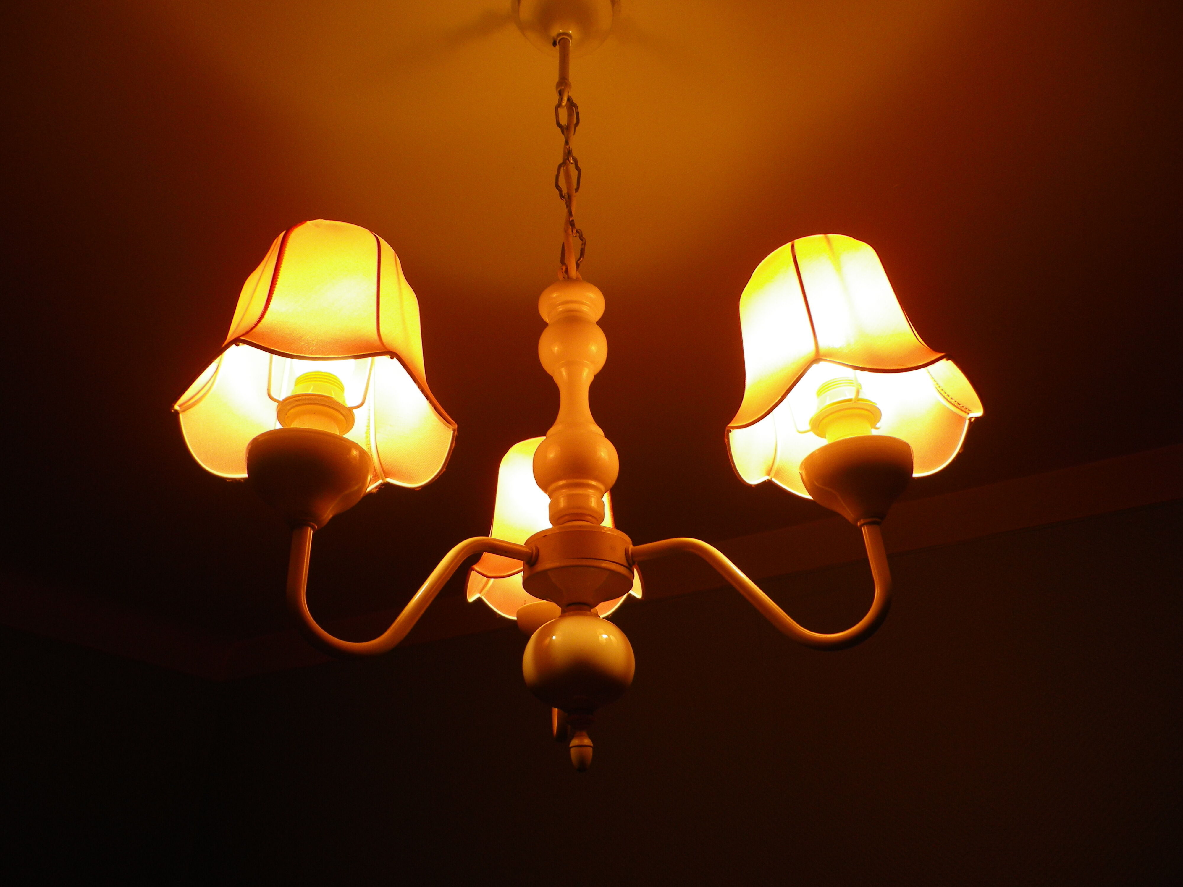 Lasuffed white metal suspension - 3 pink lampshades