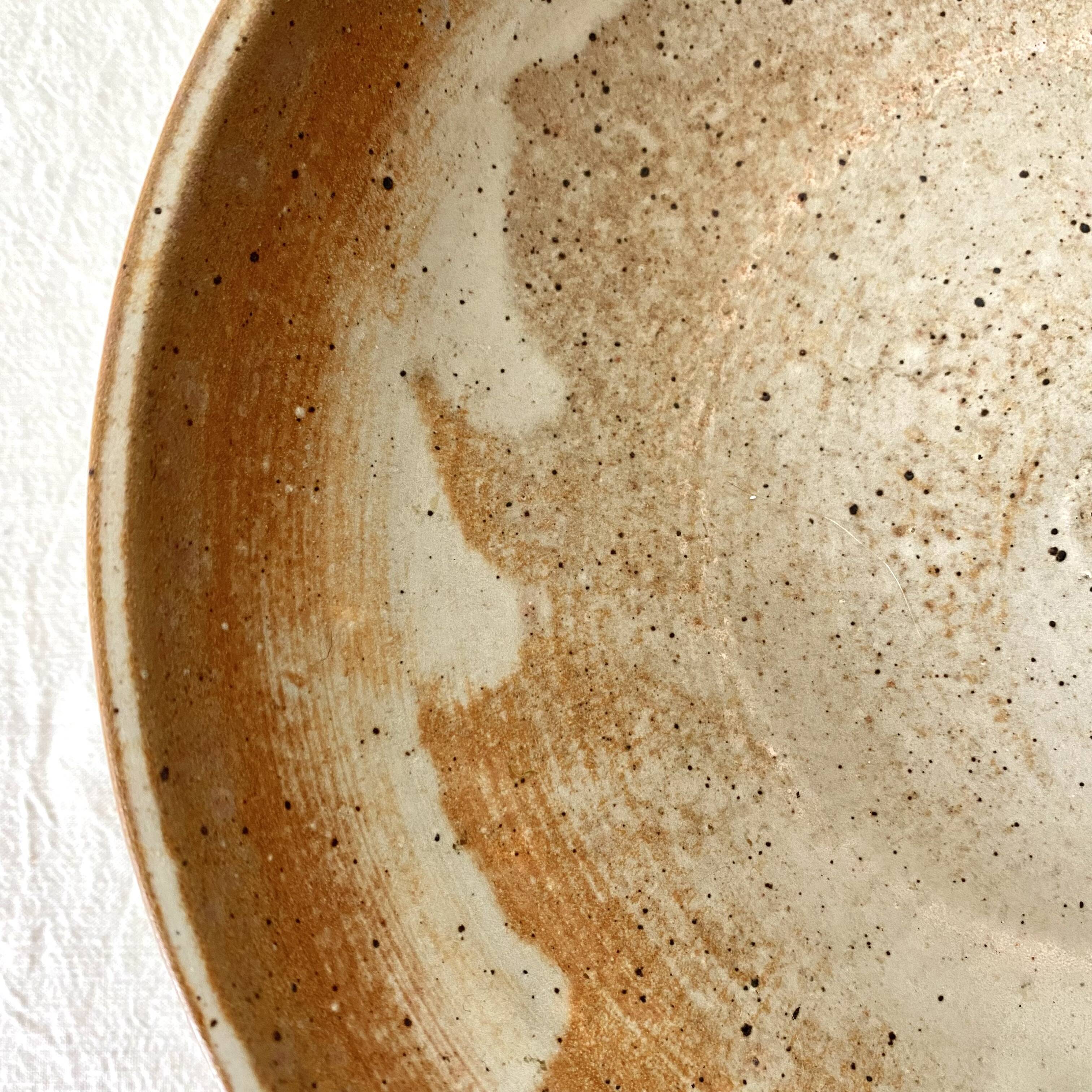 Free-standing stoneware fruit bowl