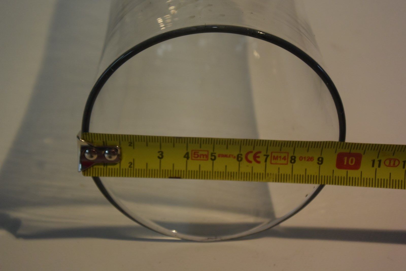 Support en bois avec globe en verre