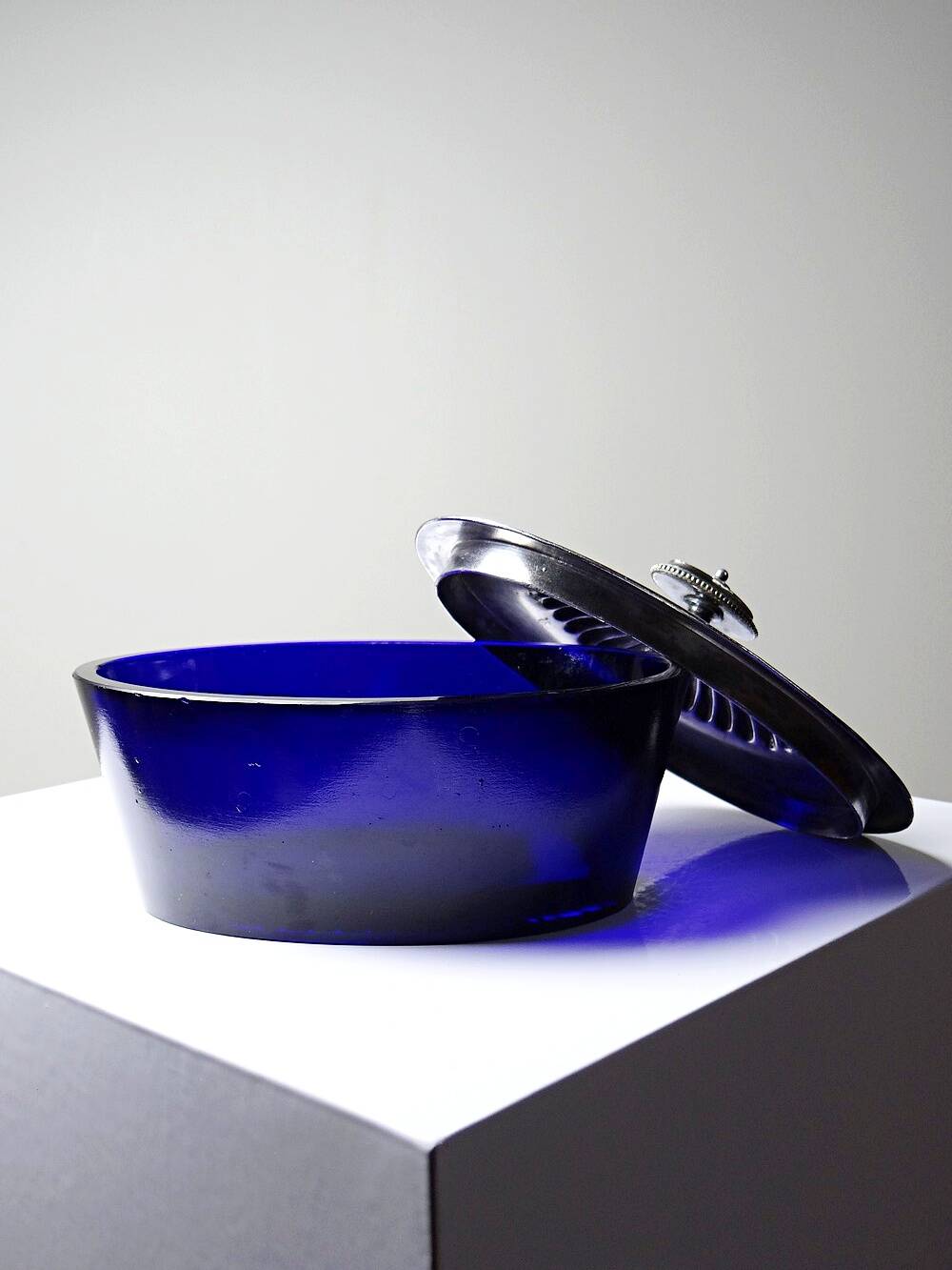 Victorian bonbonnière by George T. & Co, cobalt glass and silver-plated metal, 19th century.