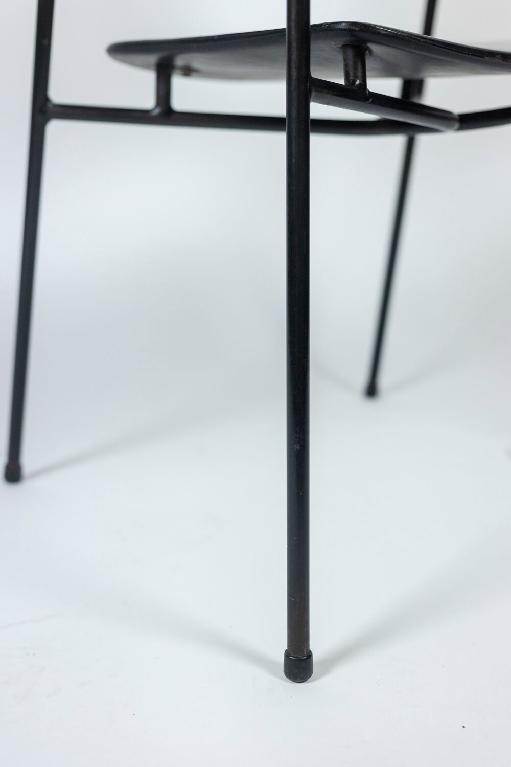 Paire de fauteuils en métal, chêne et cuir, années 1950