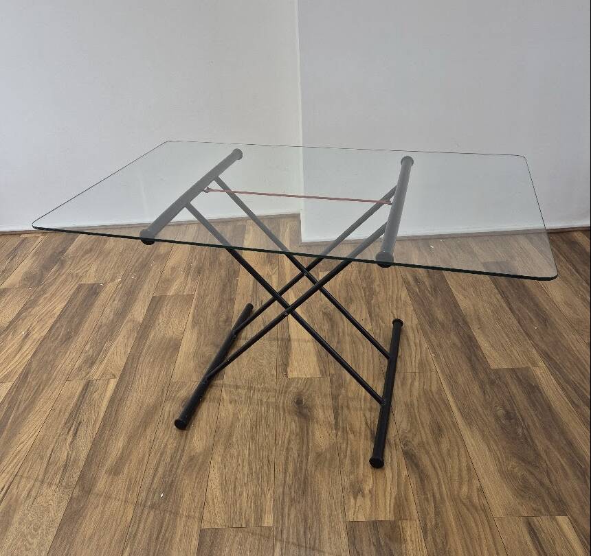 Table basse de salle à manger de bureau italienne avec plateau en verre et pieds en métal réglables en hauteur