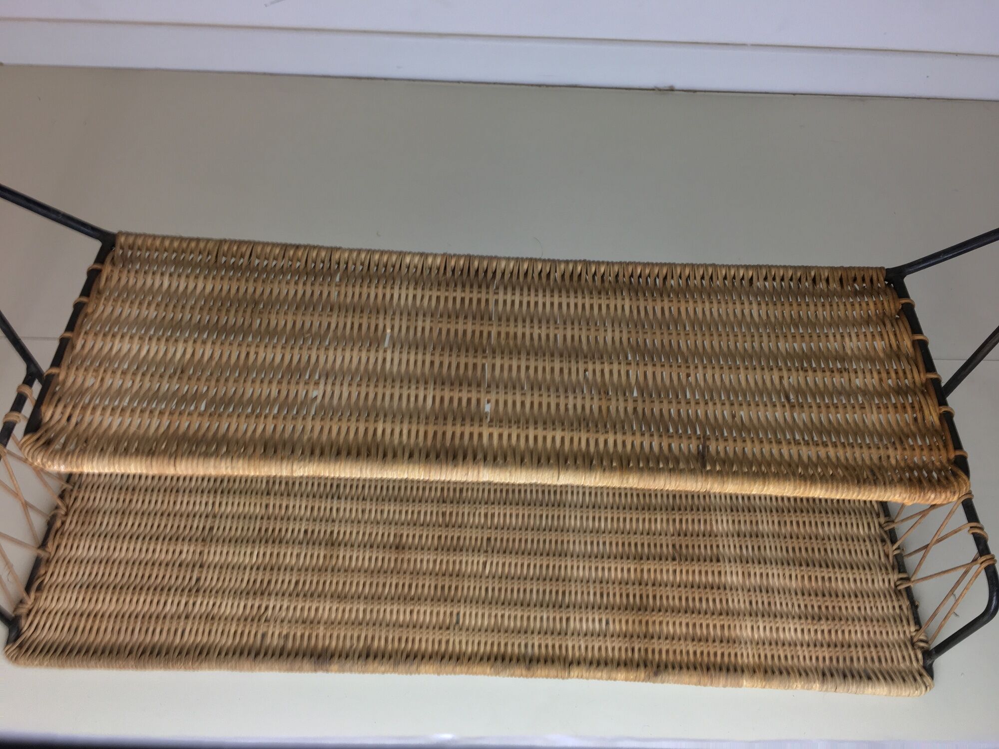 Suite of 2 50s shelves made of metal and rattan