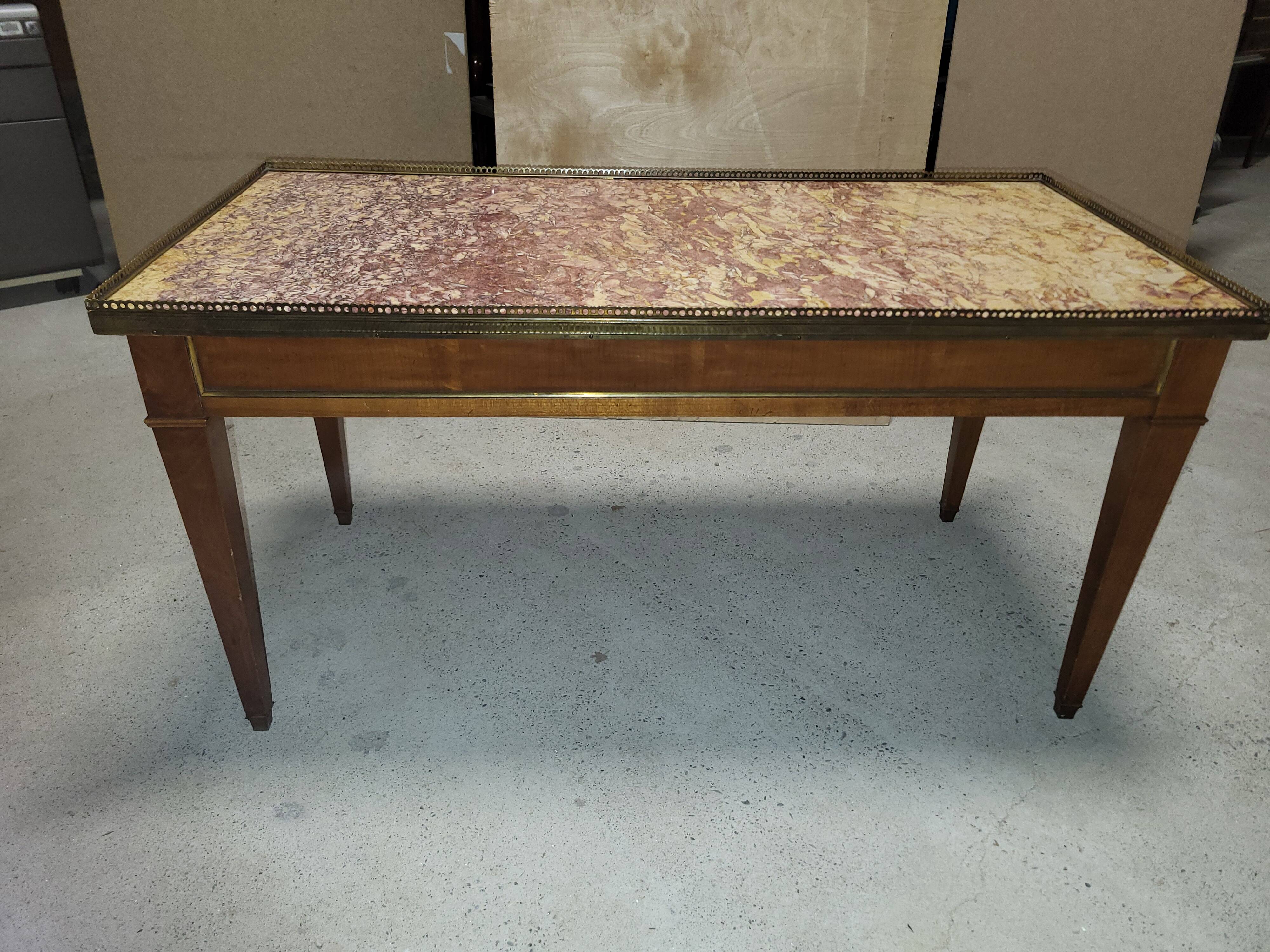 Table en marbre rose