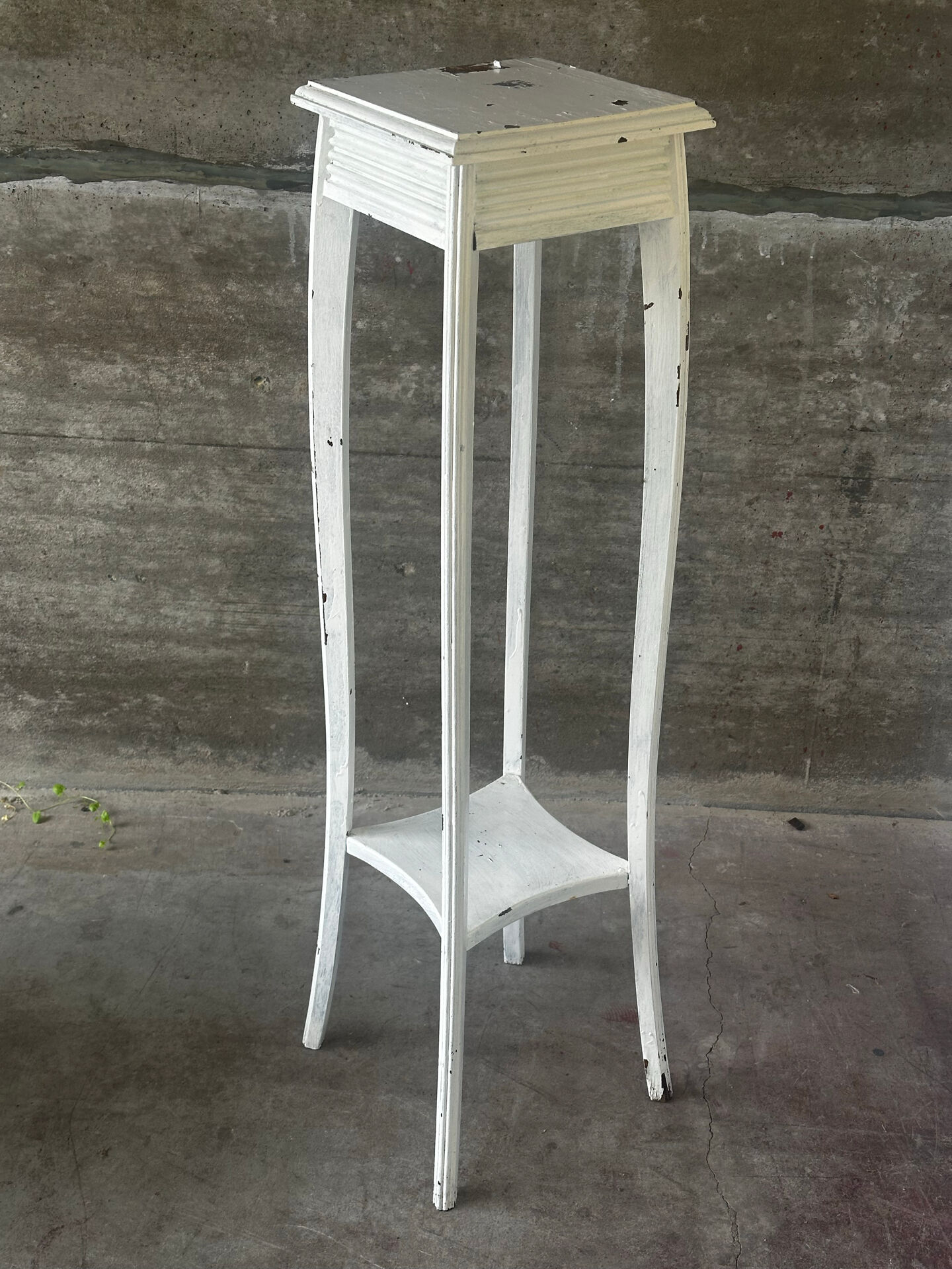 Sellette ancienne en bois peint blanc – H 110 cm