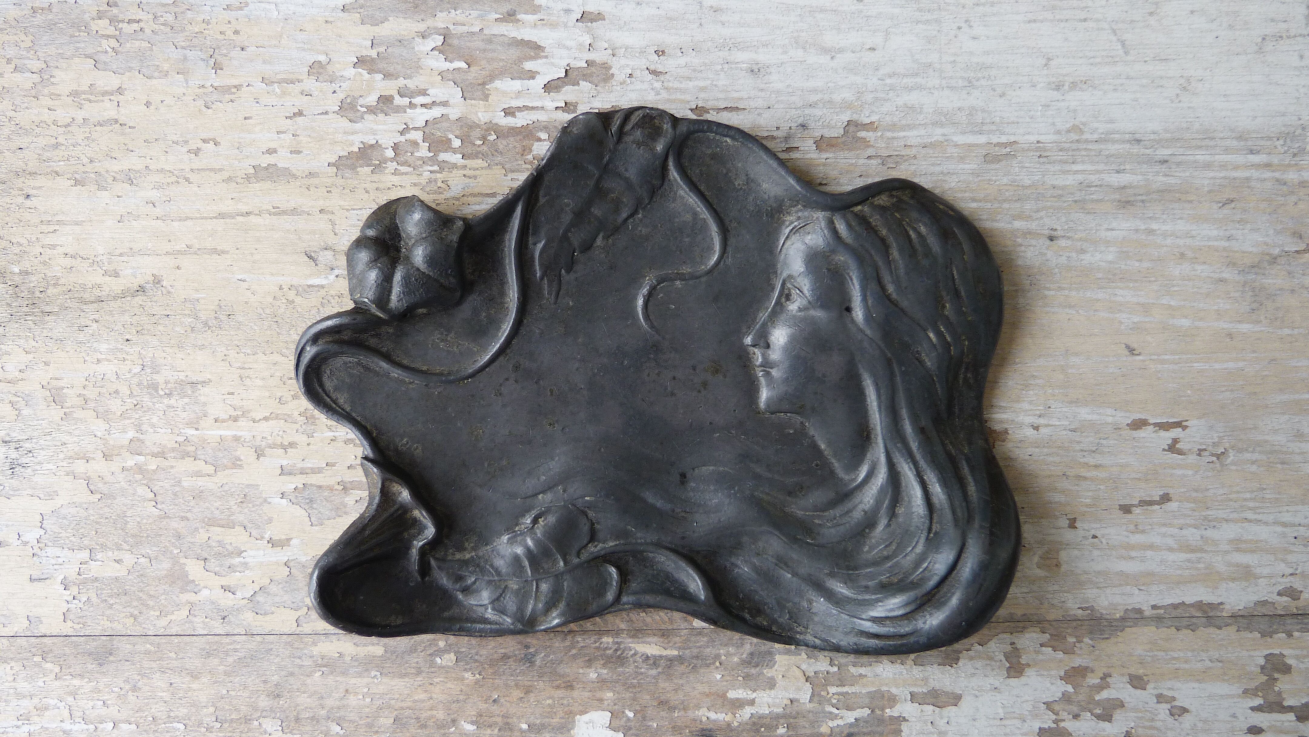 Art Nouveau pocket emptier