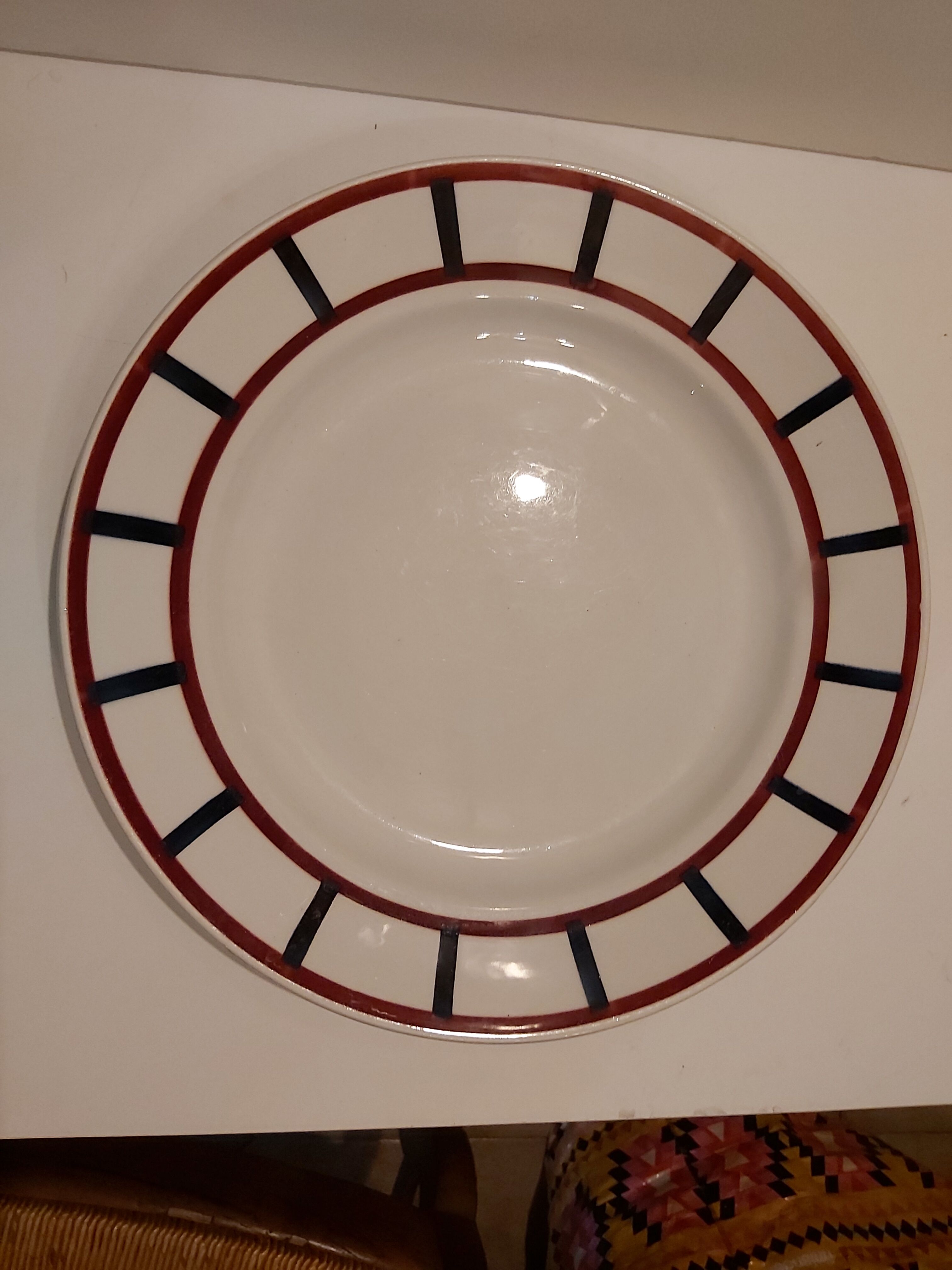 Round dish Basque décor