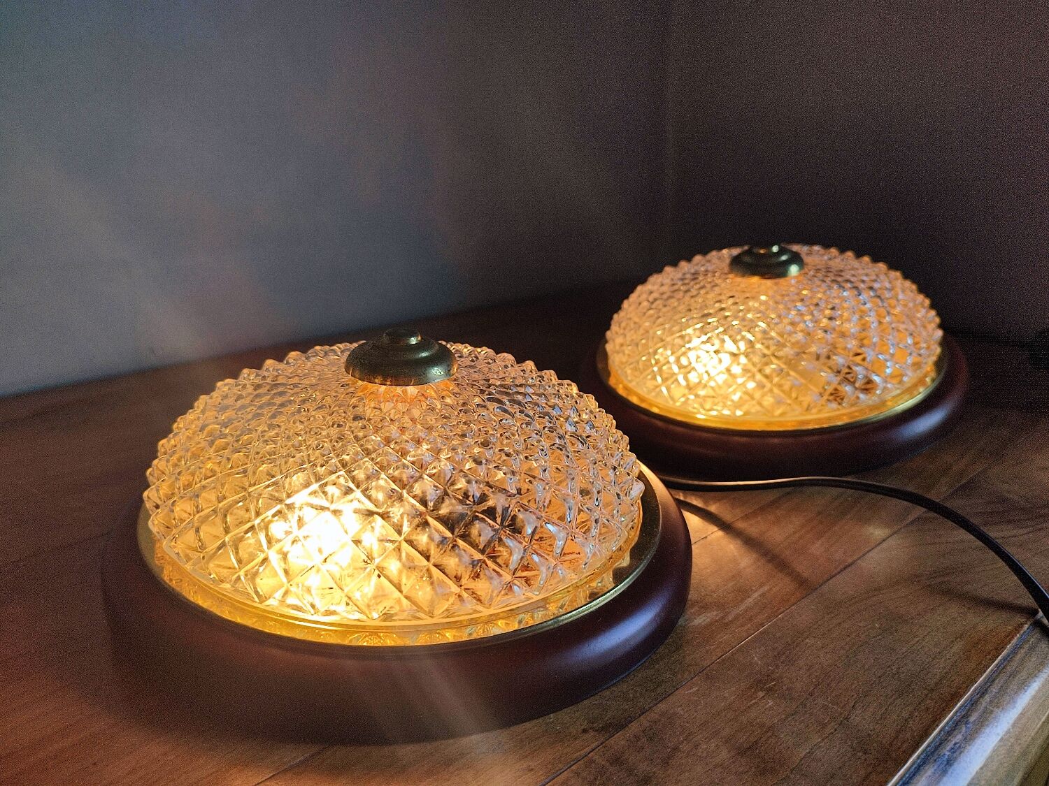 Lot de deux plafonniers en verre et laiton vintage
