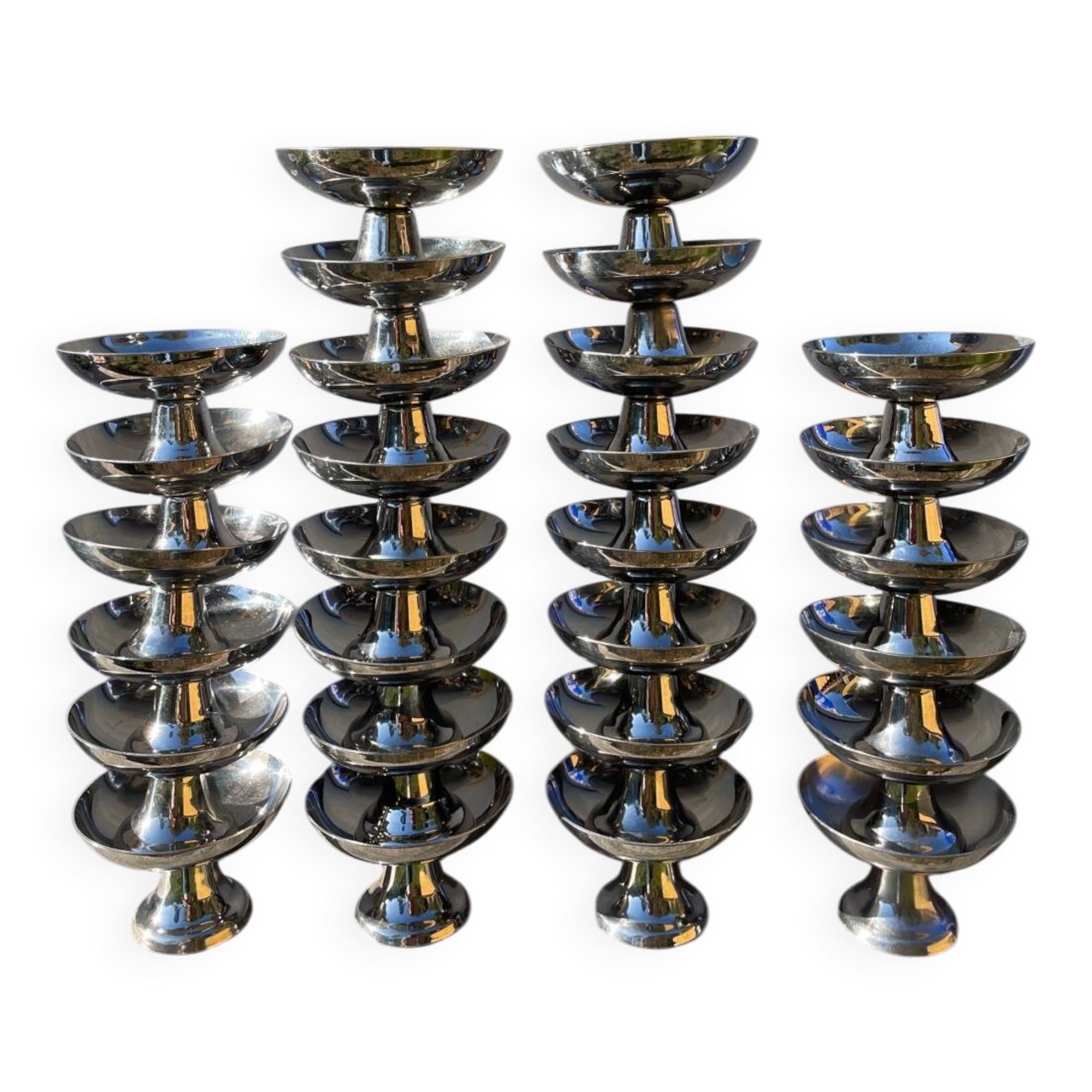 28 coupelles en inox 1970 signé Guy Degrenne