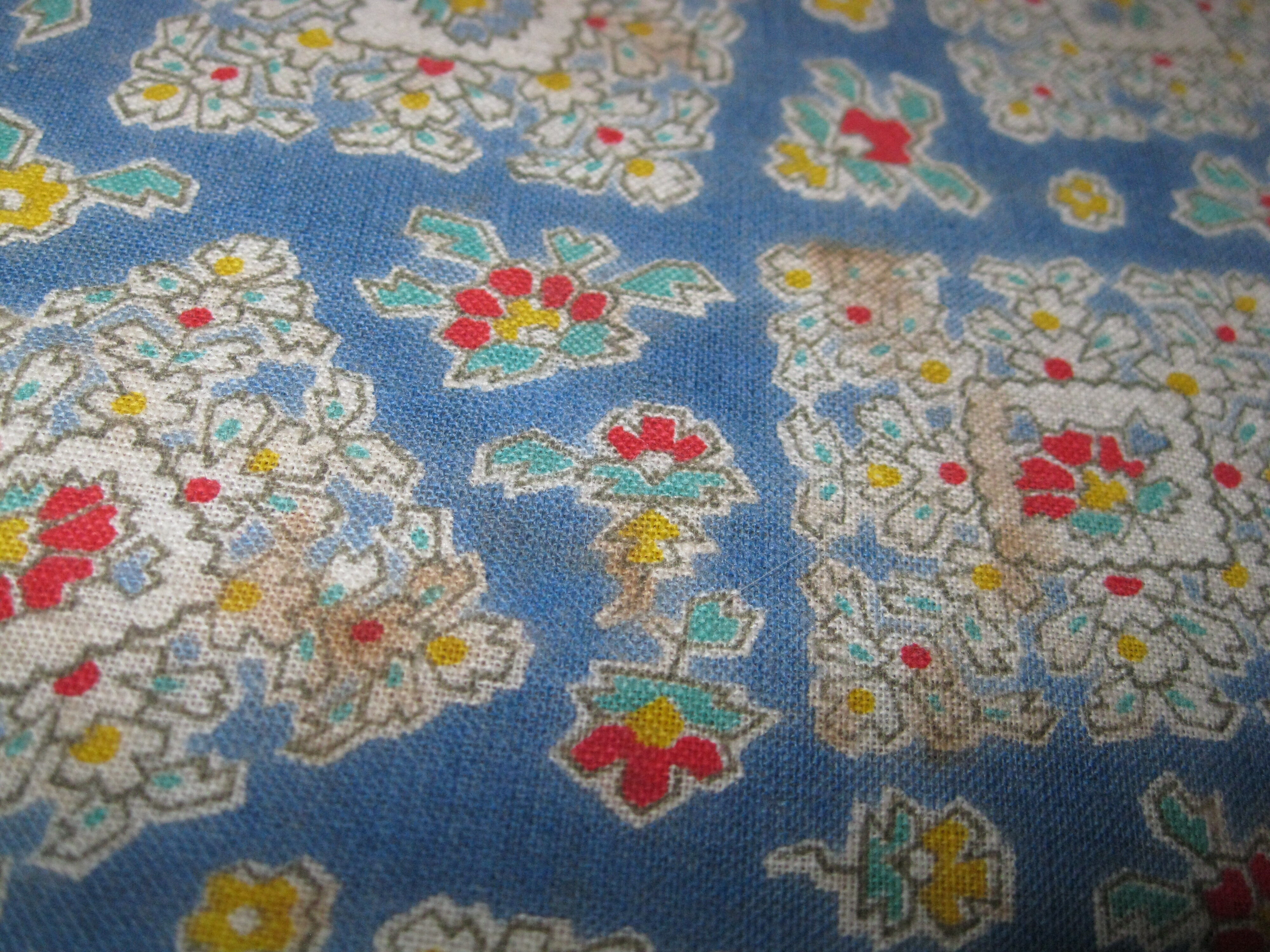 Sewing box jewelry storage fabric to motis