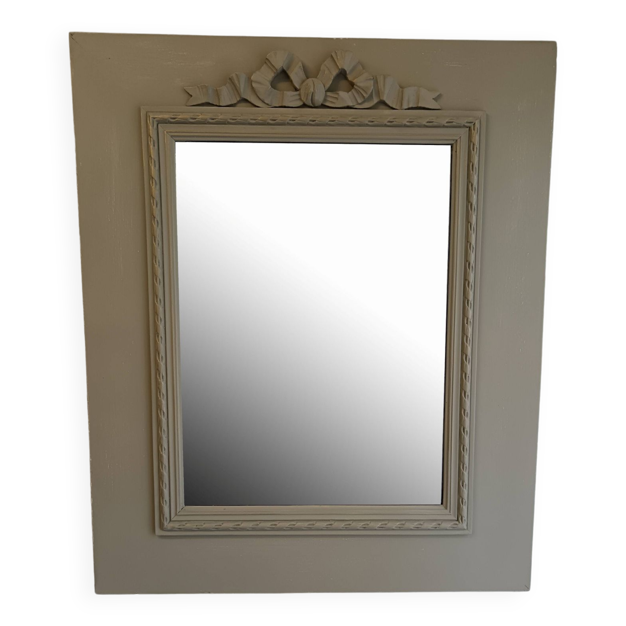 Wooden mirror with patinated beige knot