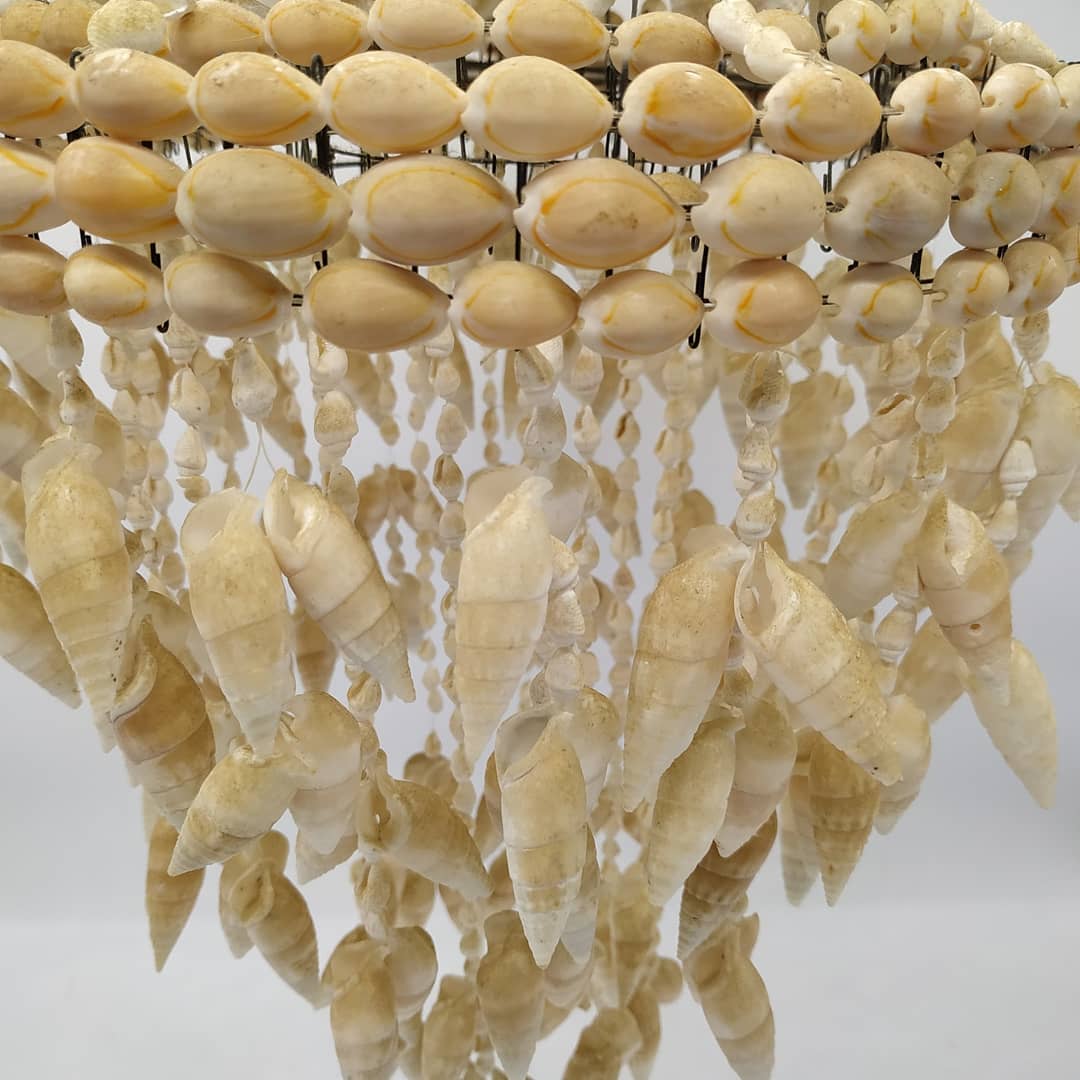 Suspension vintage cowries shells