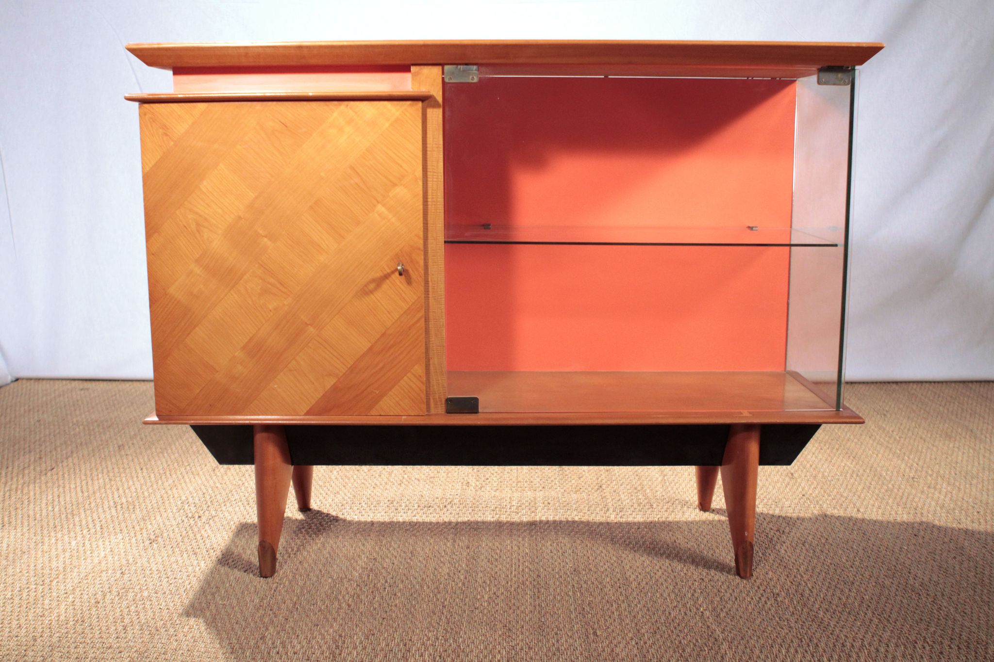 Buffet vaisselier en merisier clair vers 1950