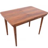 Table à manger avec quatre chaises, première moitié du 20e siècle. Après rénovation.