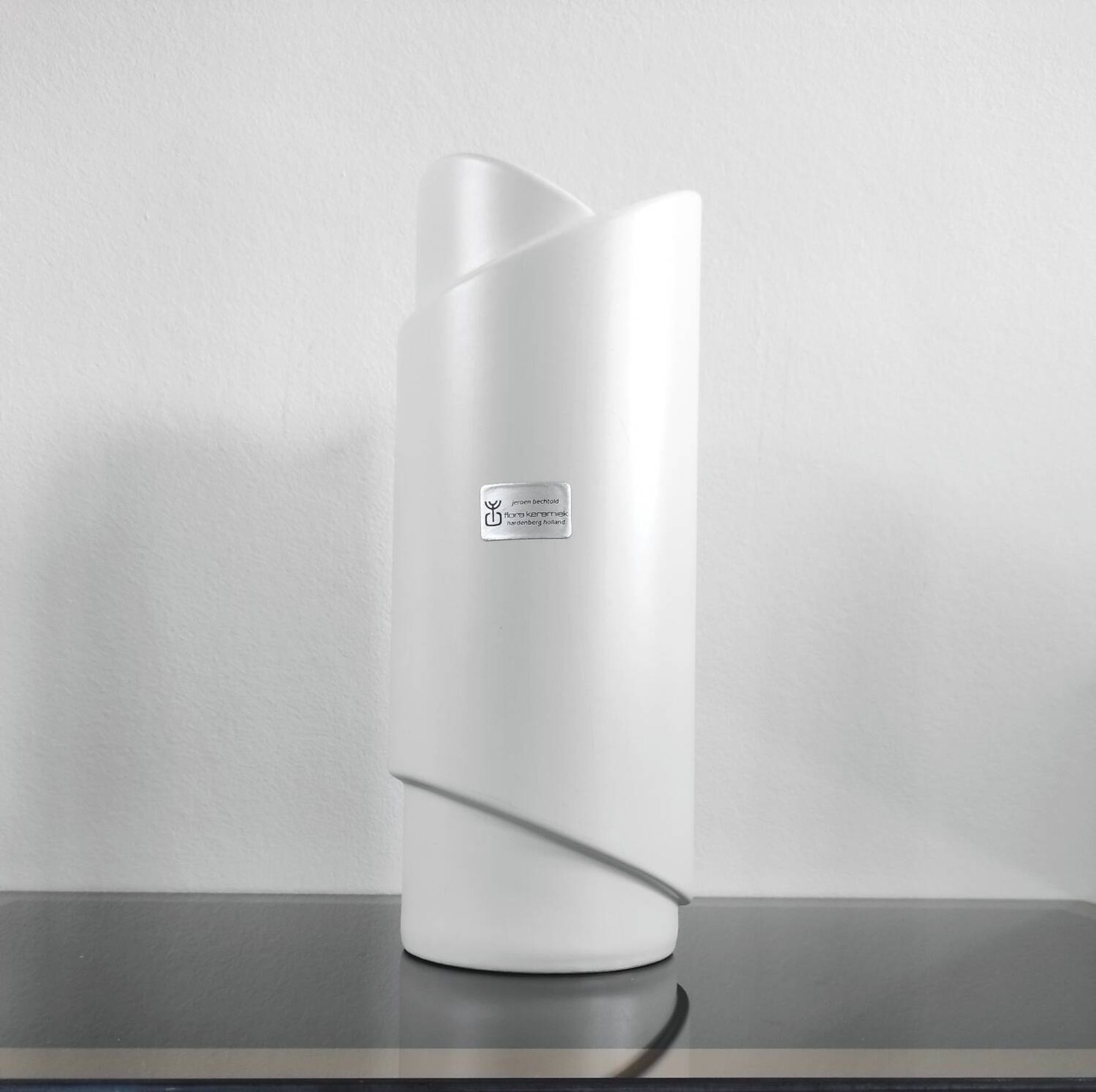 Vase moderniste en céramique blanche – Design Jeroen Bechtold
