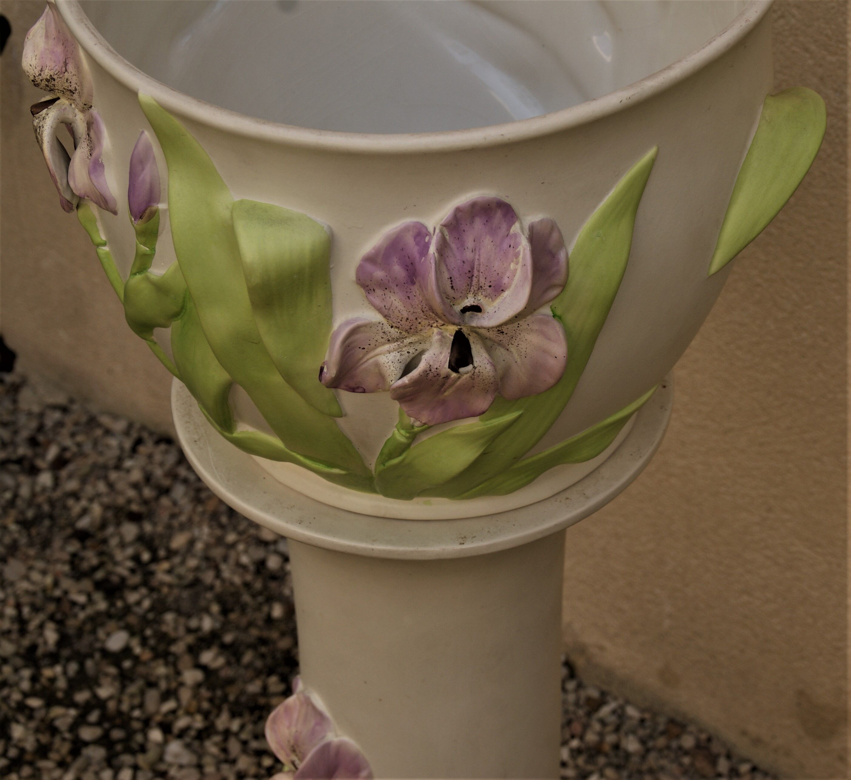 Pot cover with earthenware column