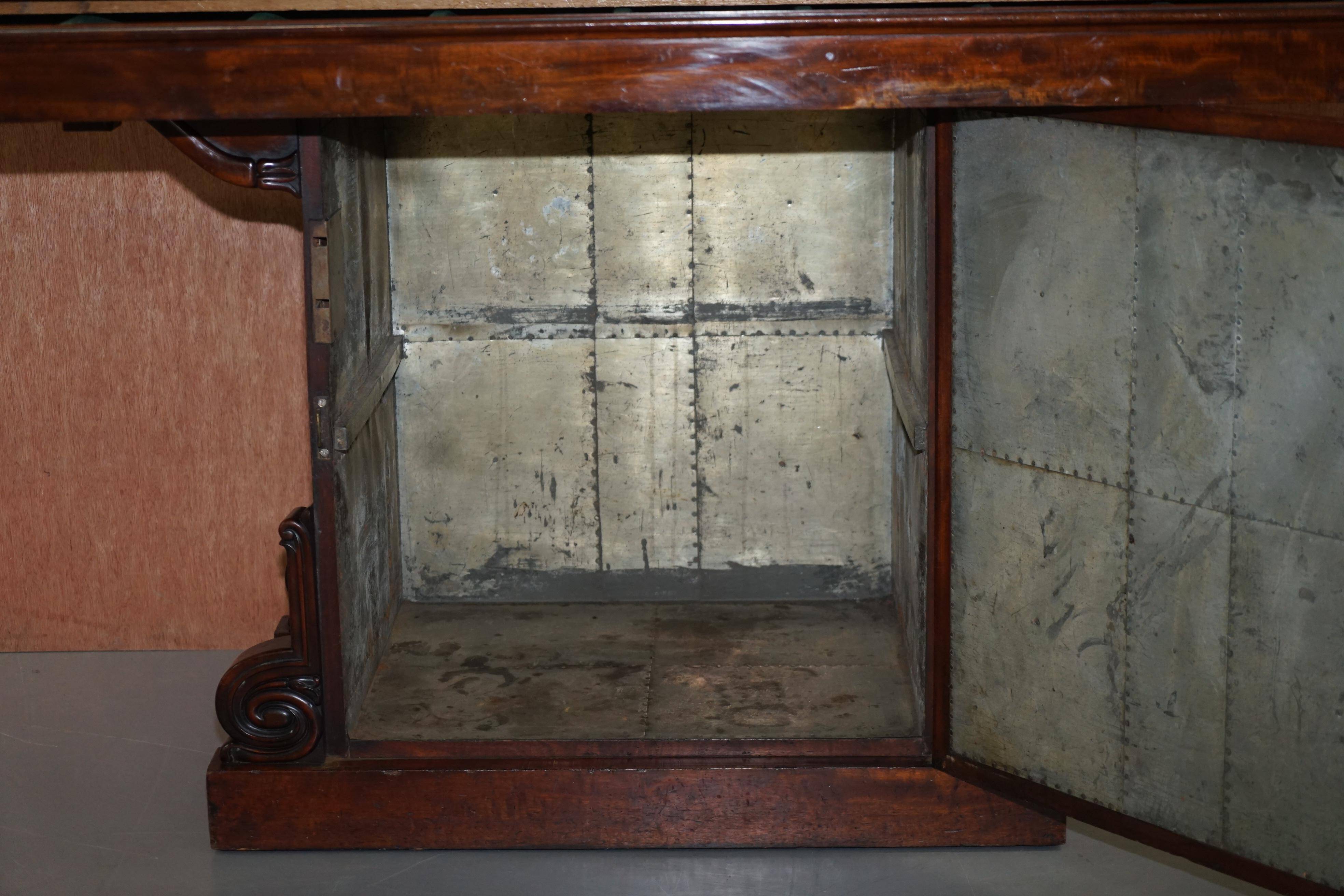 Buffet William IV in carved Cuban hardwood, circa 1830.