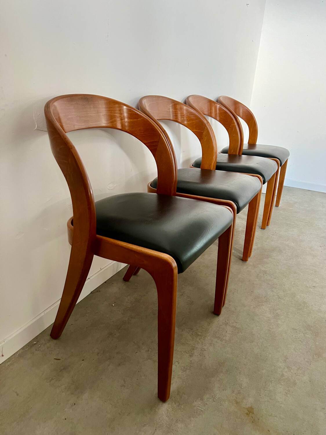 Lot 4 chairs in curved wood and leather design Baumann gondola model 60s vintage
