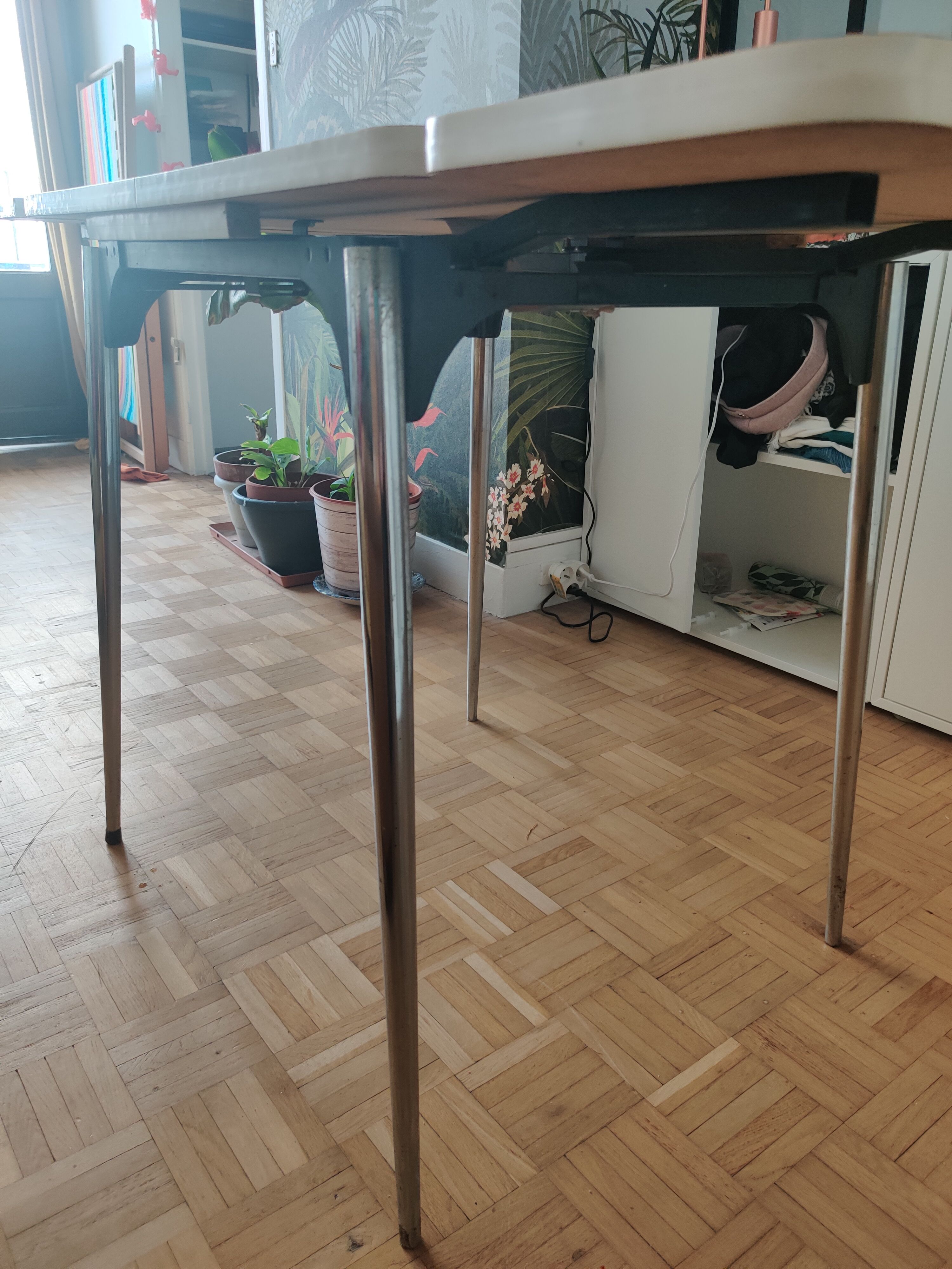 Table year 70 in orange Formica