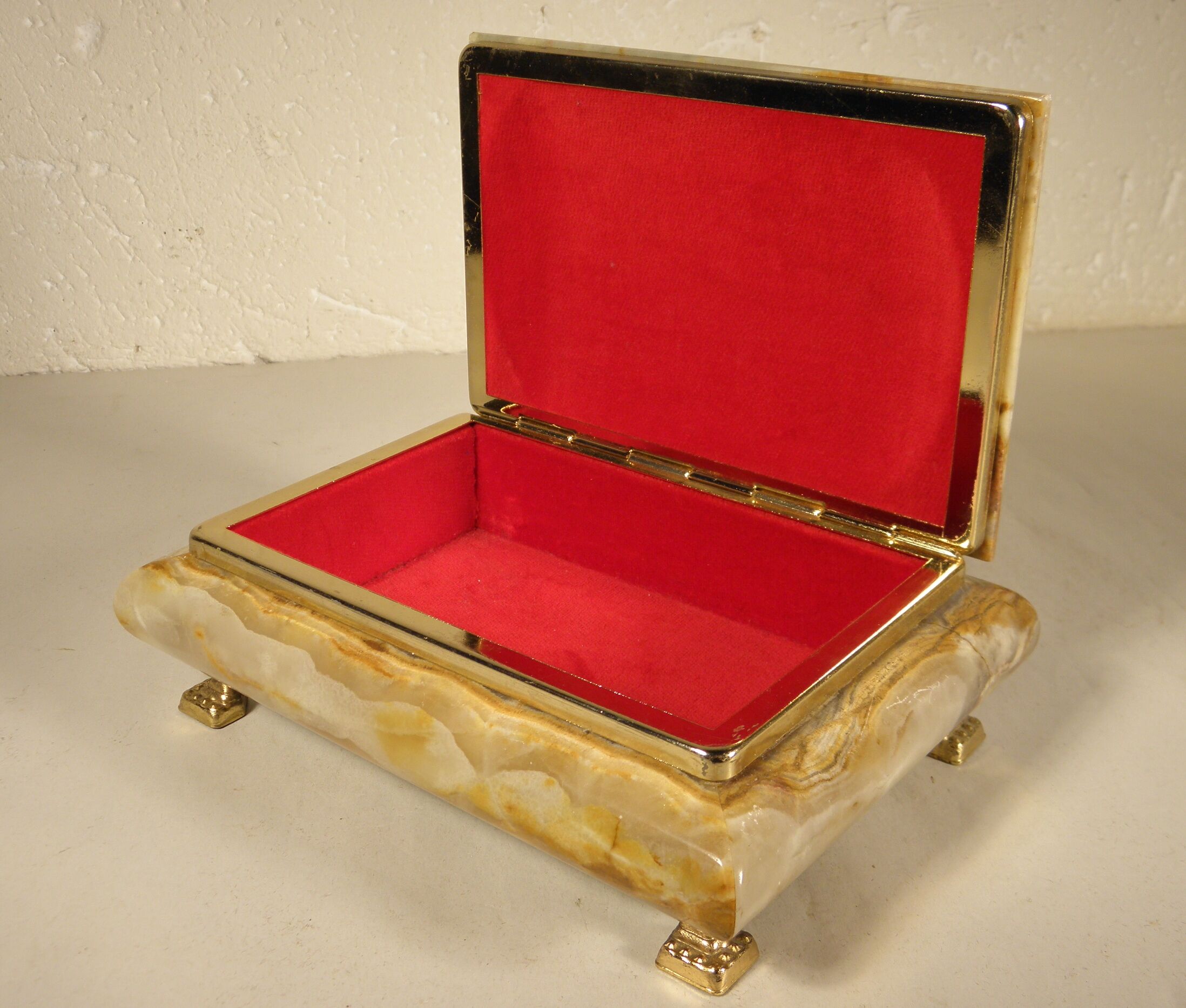 Box in onyx and gilded metal 18 x 13 cm