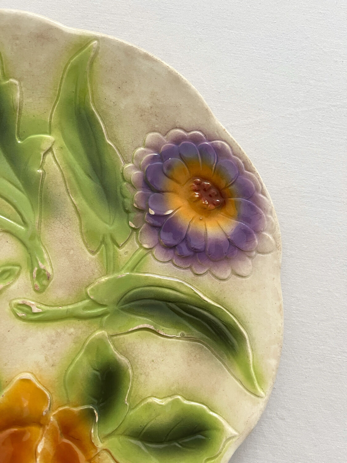 Assiette ancienne en barbotine 3 fleurs