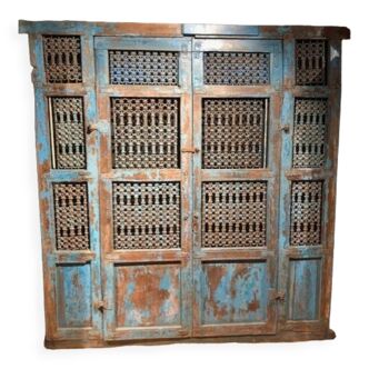 Openwork indian door in metal and blue wood