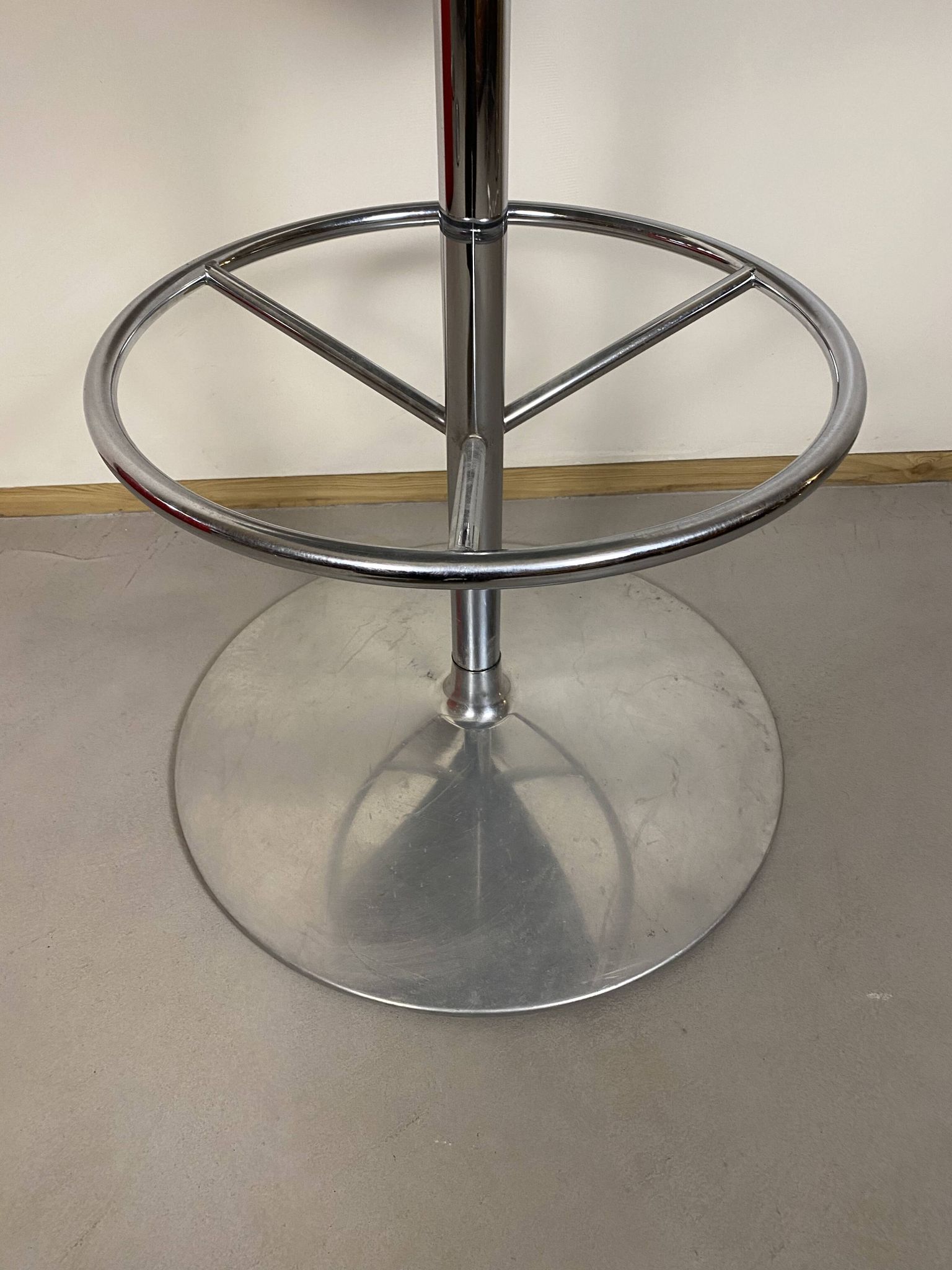 Tulip bar stool by Pierre Paulin for Artifort