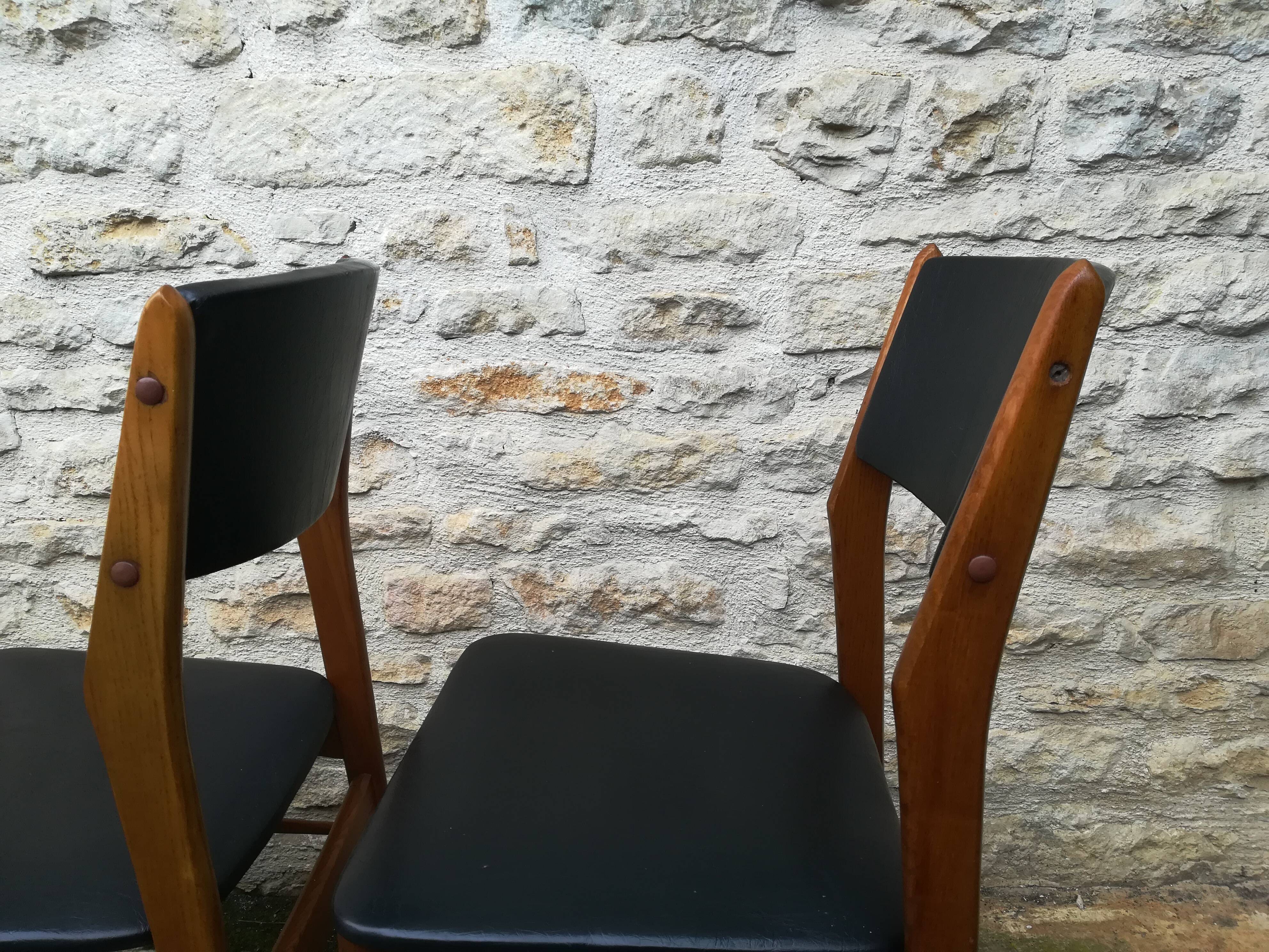 Scandinavian chairs in skaï