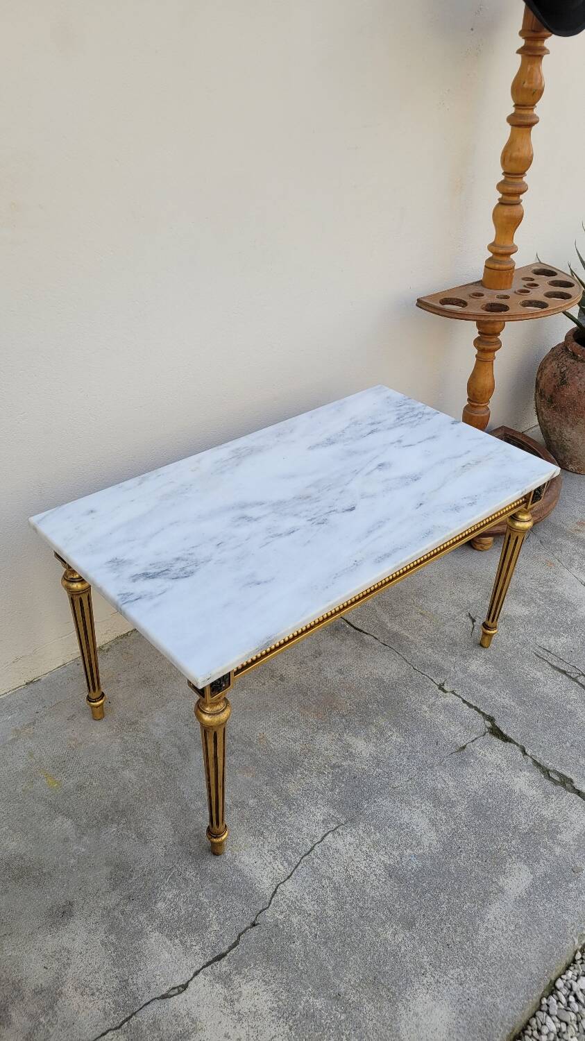 Table basse style Louis XVI en marbre et bois doré