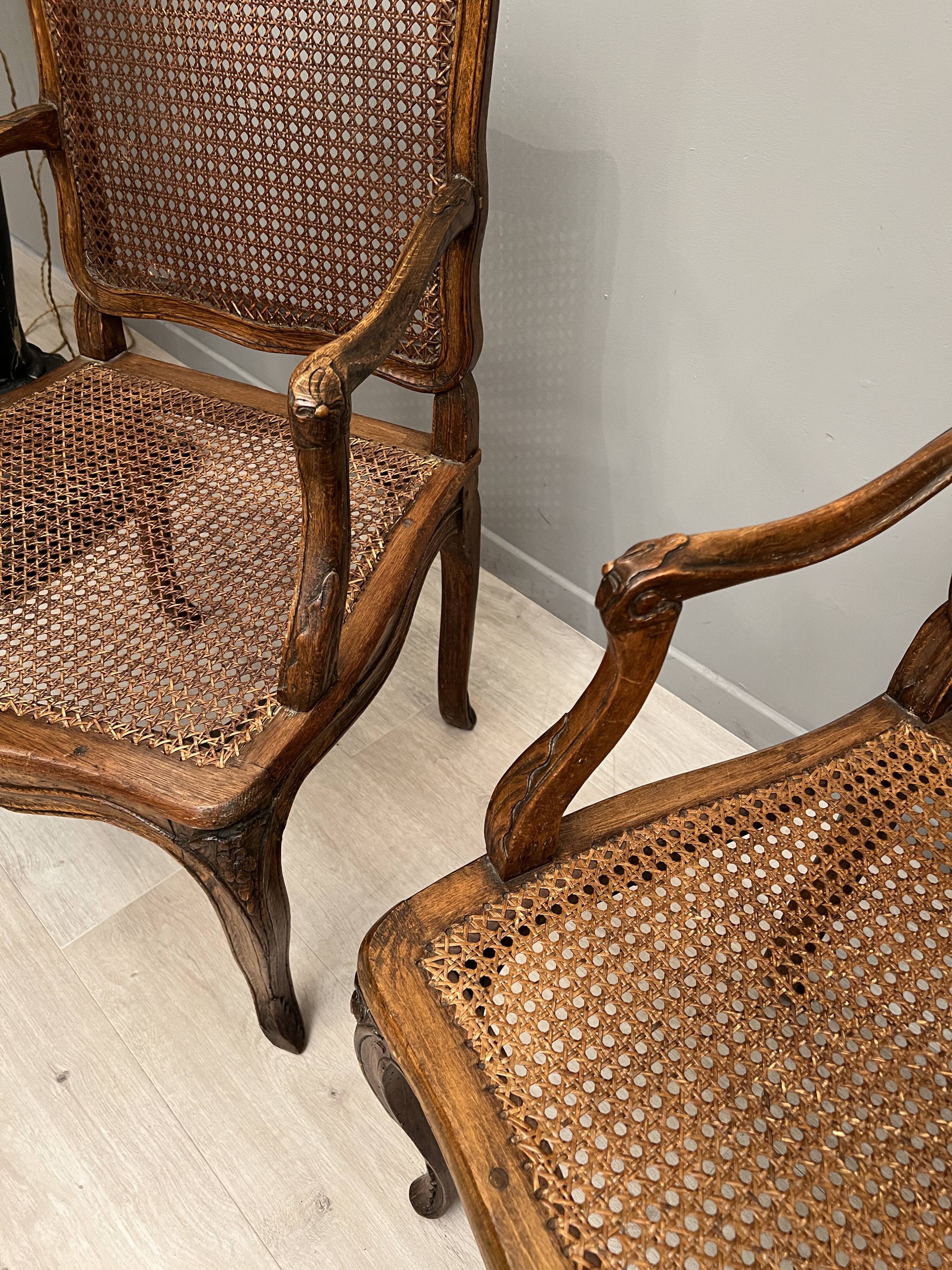 Paire de fauteuils cannés moulures et sculptes d'epoque régence