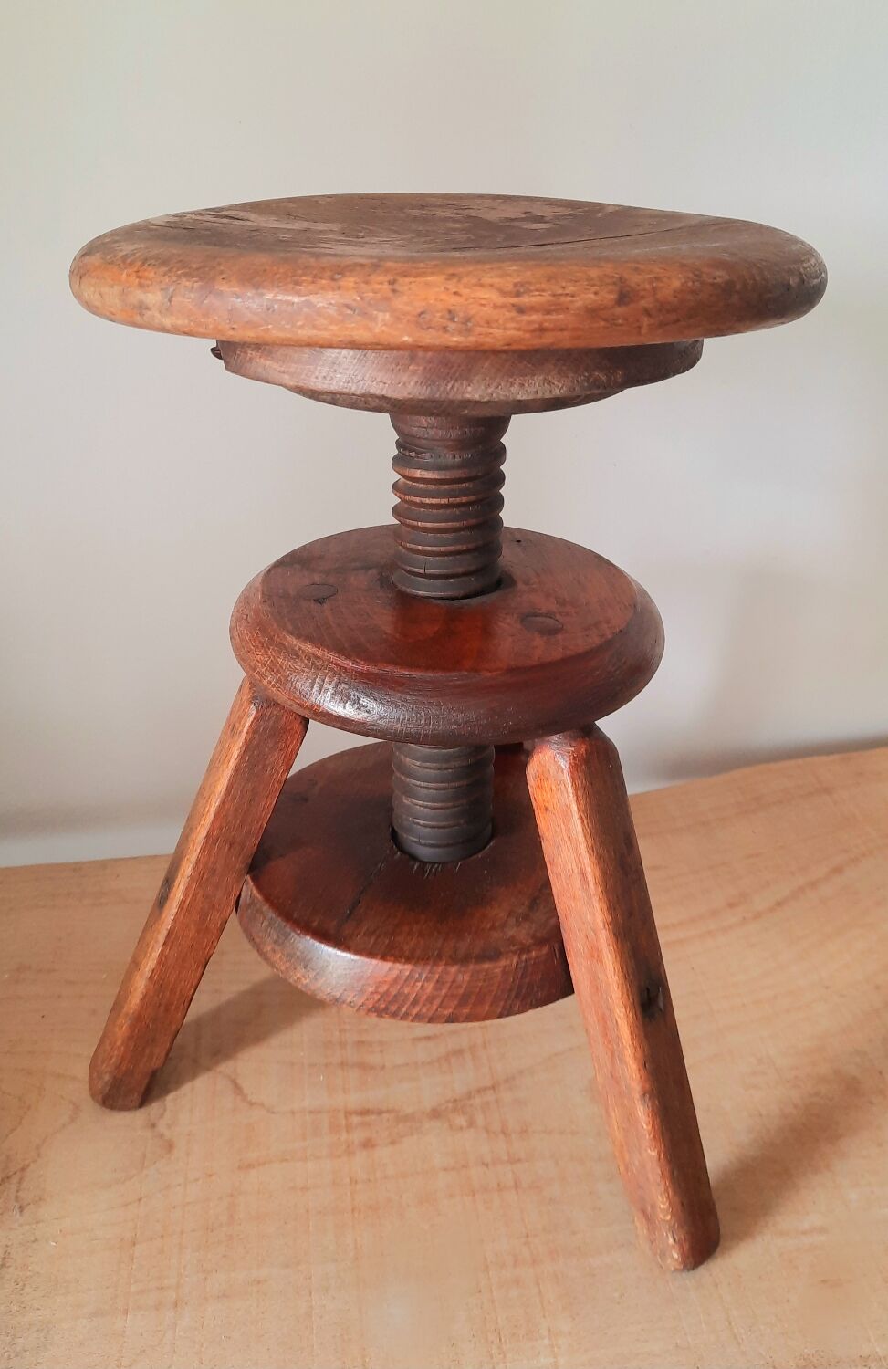 Screw tripod stool