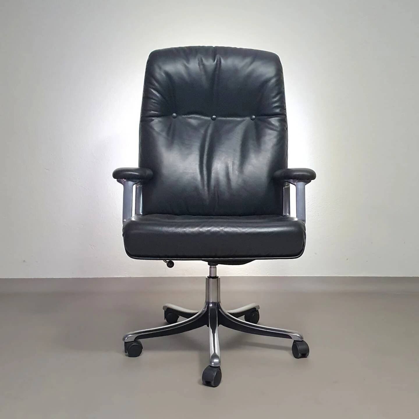 Vintage office chair P128 by Osvaldo Borsani for Tecno