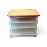 White and wood Bibus