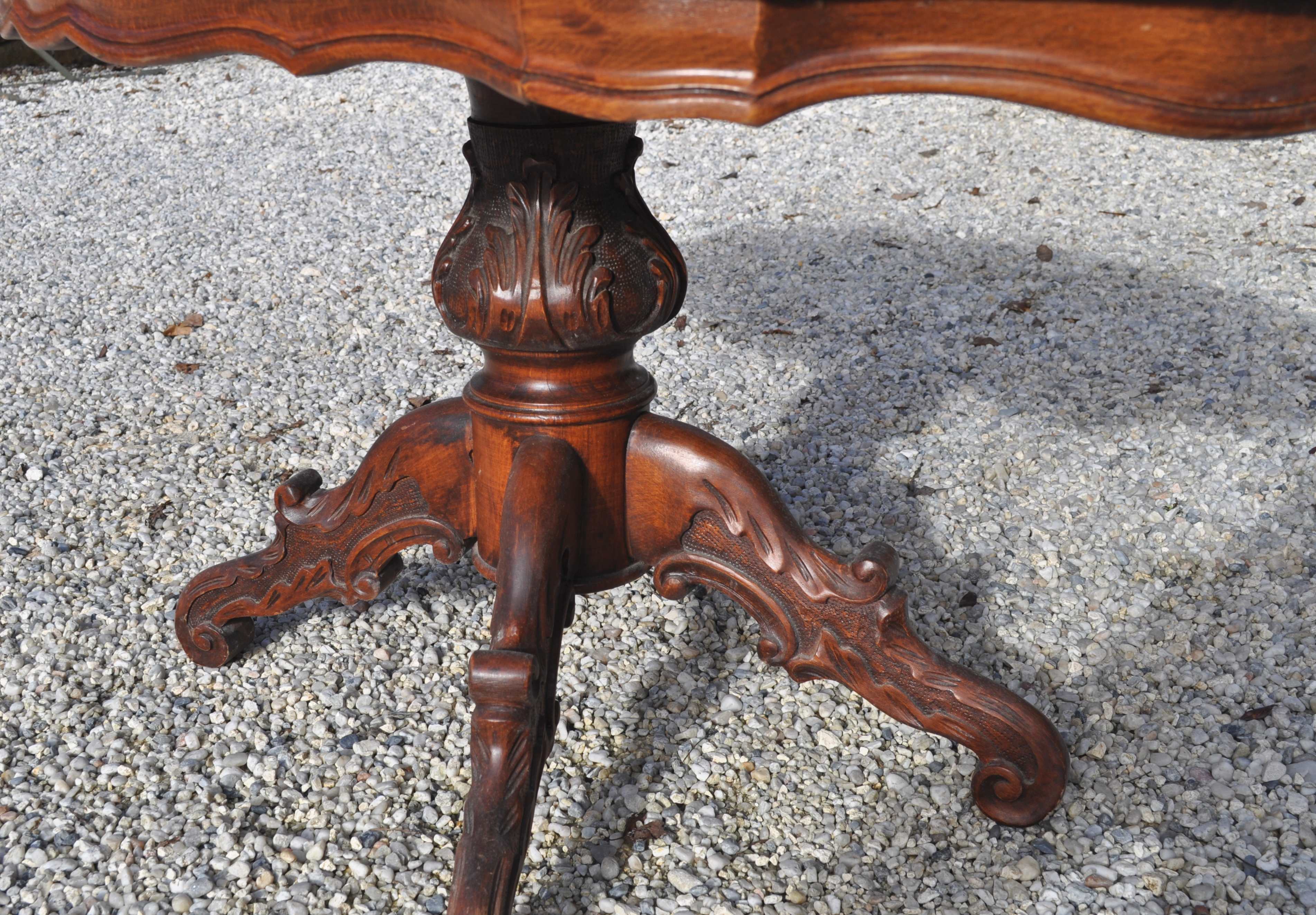 Table marquetee Rubus violin