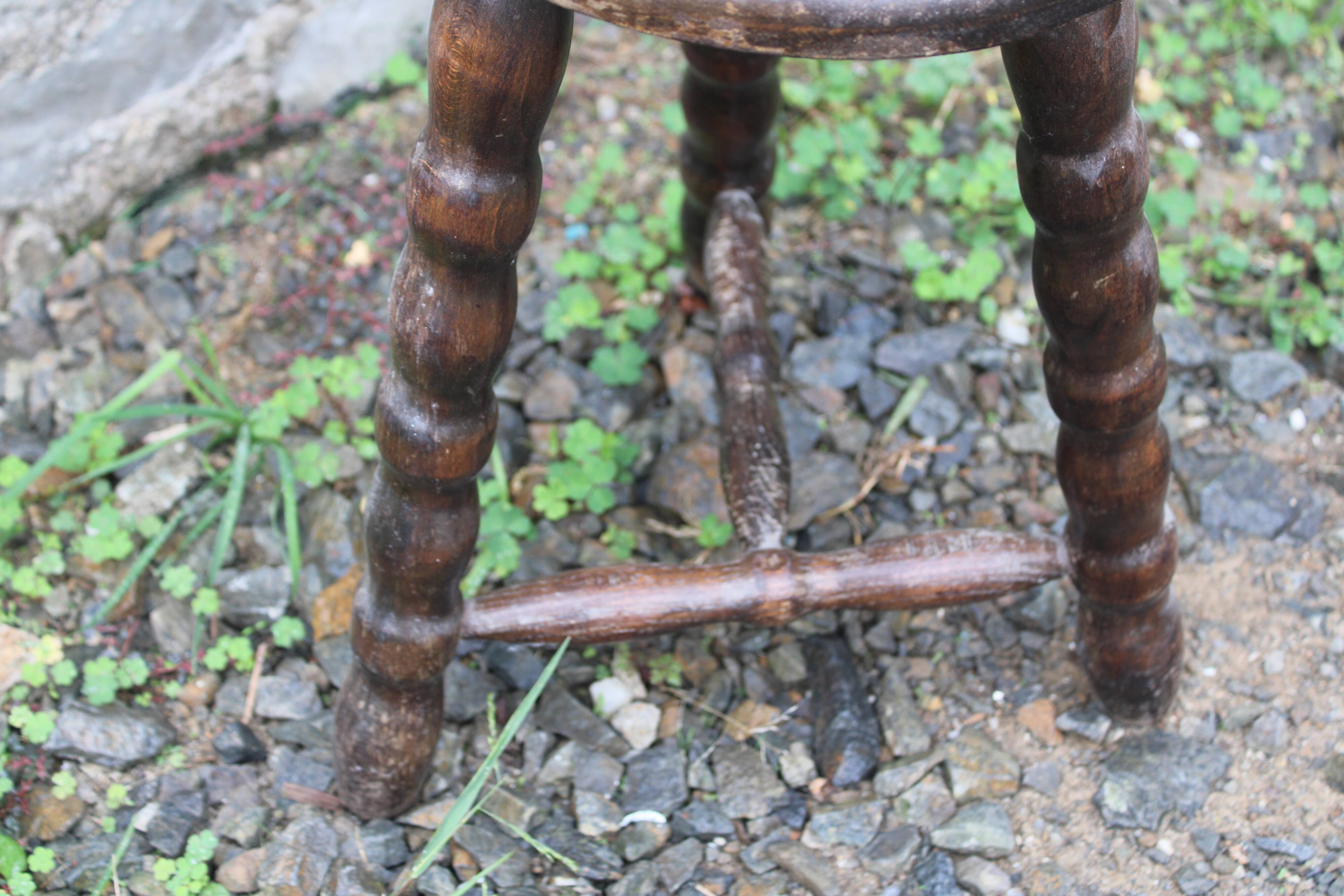 Tripod stool with bossed feet