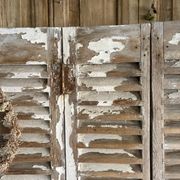 Ensemble d’anciens volets en bois
