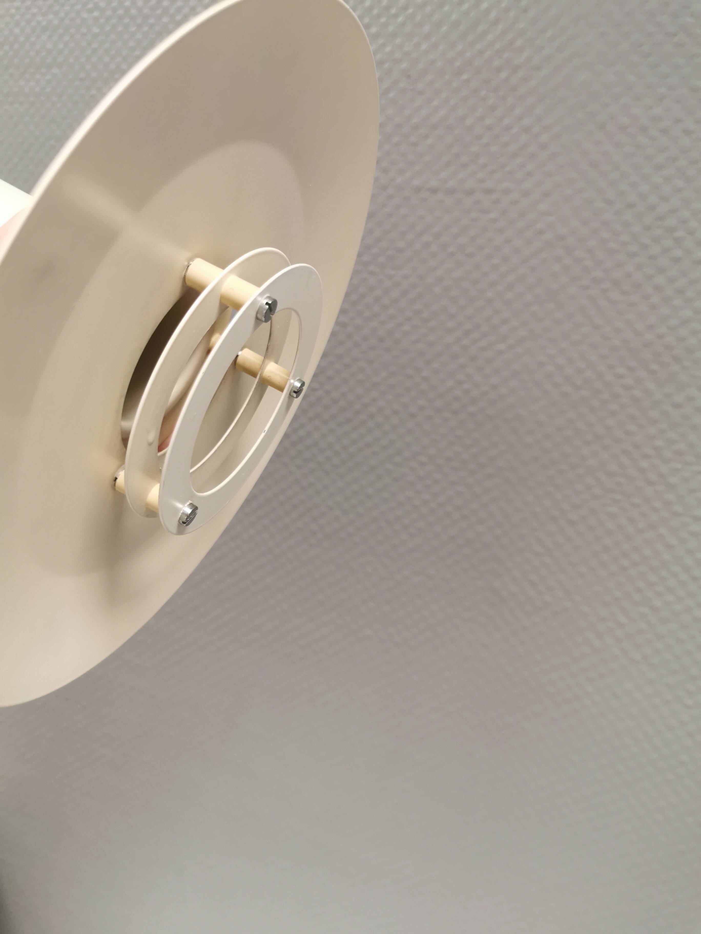 Une lampe suspendue minimaliste blanche de Lyfa Danemark, années 1980.