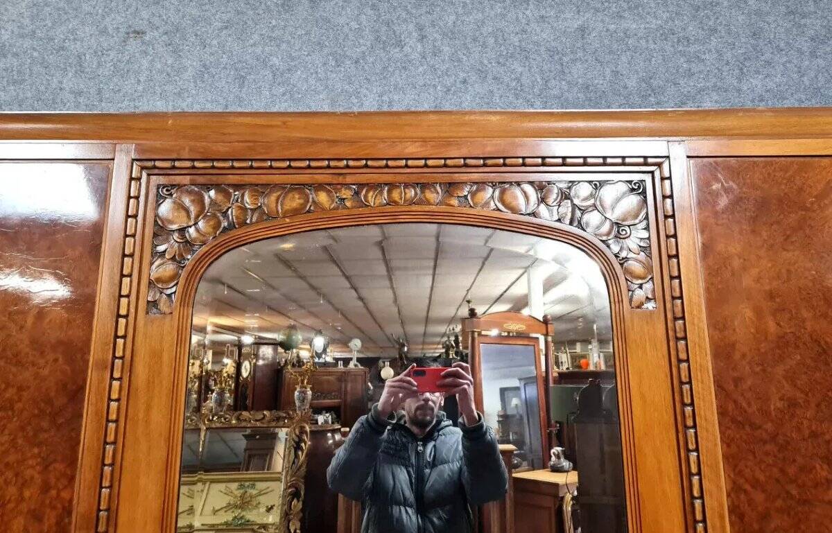 Art Deco wardrobe in burl wood, circa 1925-1930.