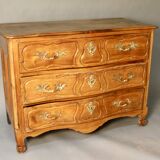 Commode lyonnaise en noyer blond Louis XV