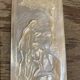 Plaque sculptée en nacre, deux jeunes filles au bain