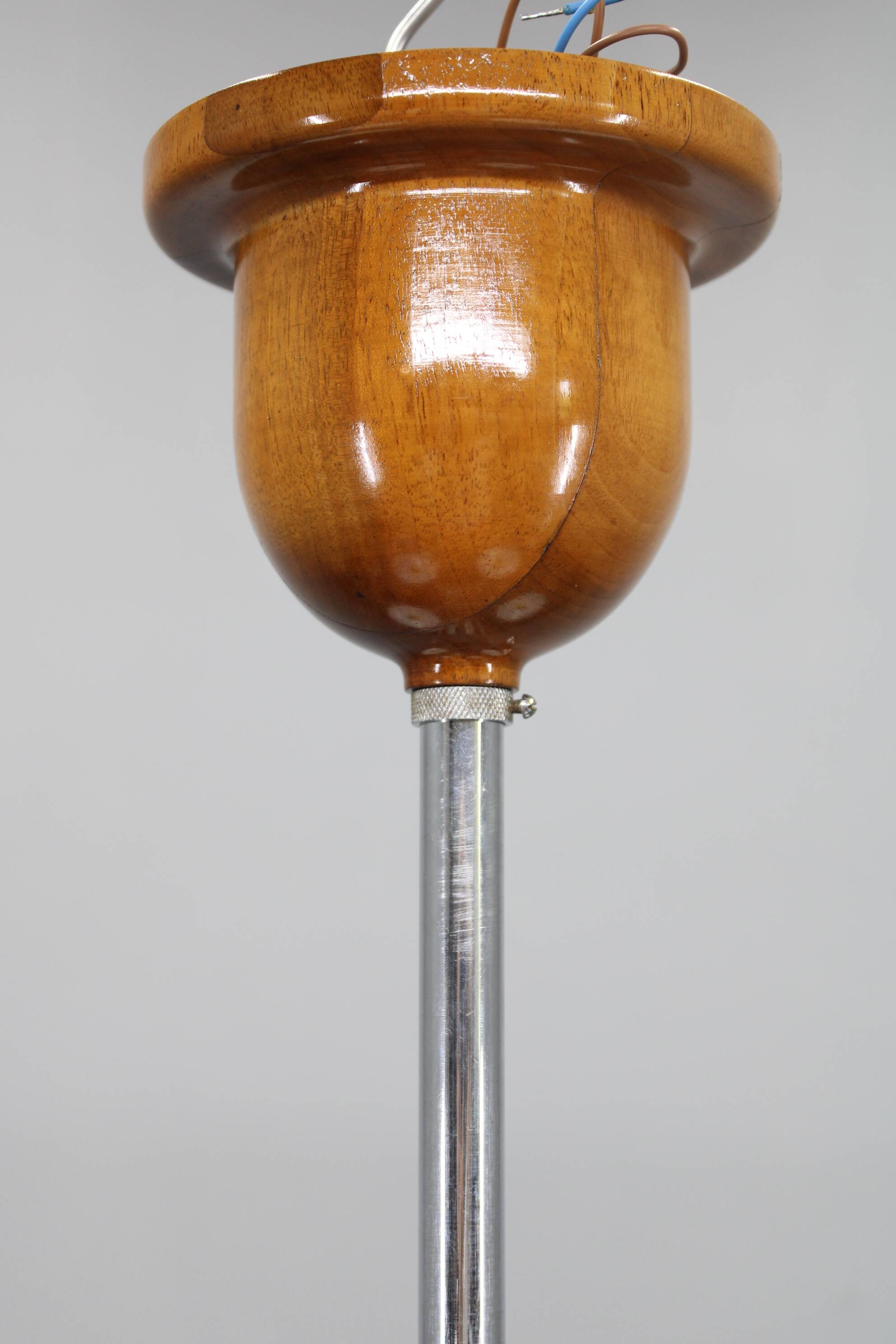 Lustre Art Déco en chrome et noyer avec abat-jour en verre opale, Tchécoslovaquie, 1